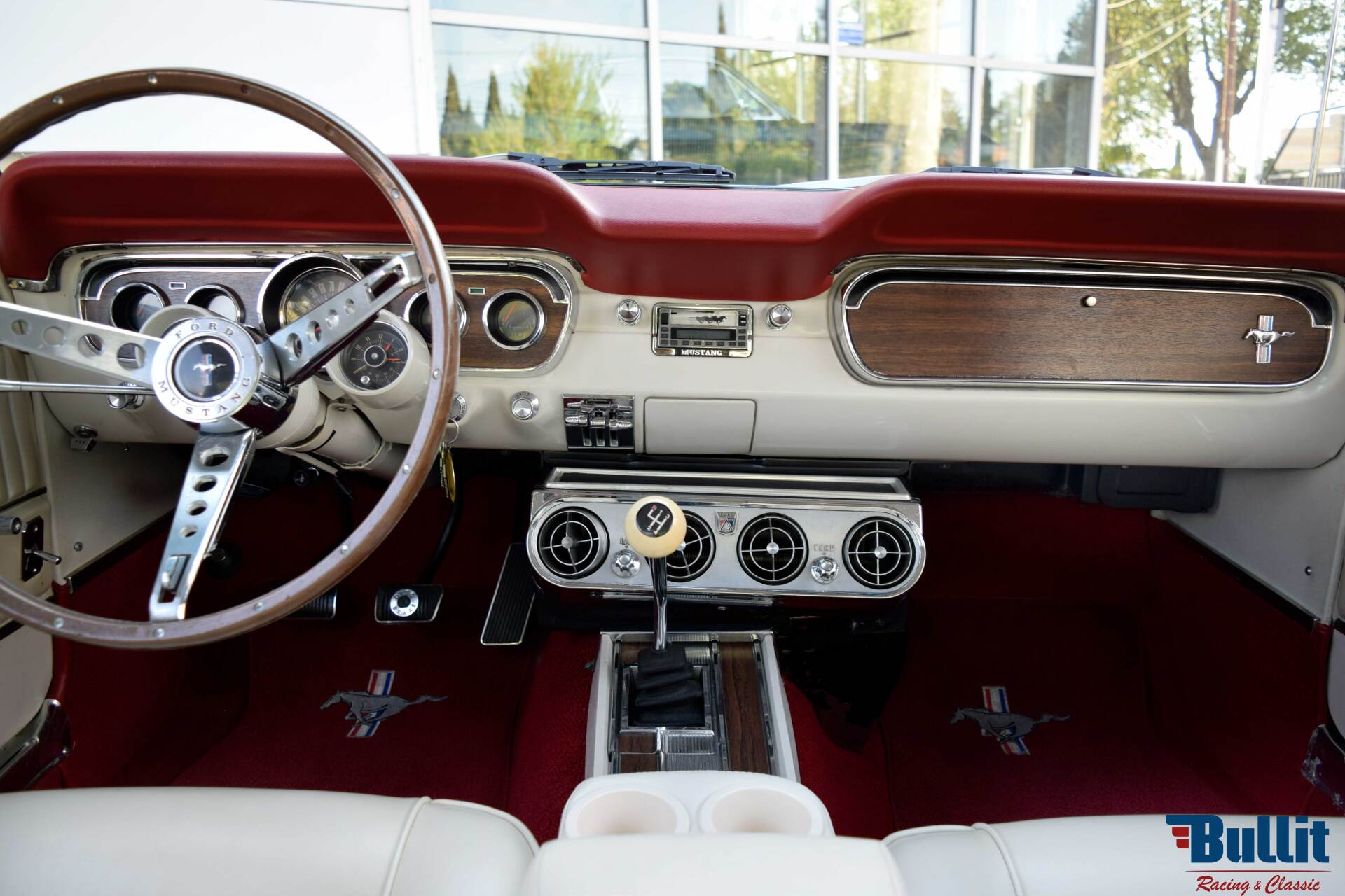 tableau de bord de Ford Mustang 2+2 Fastback GT rouge de 1965