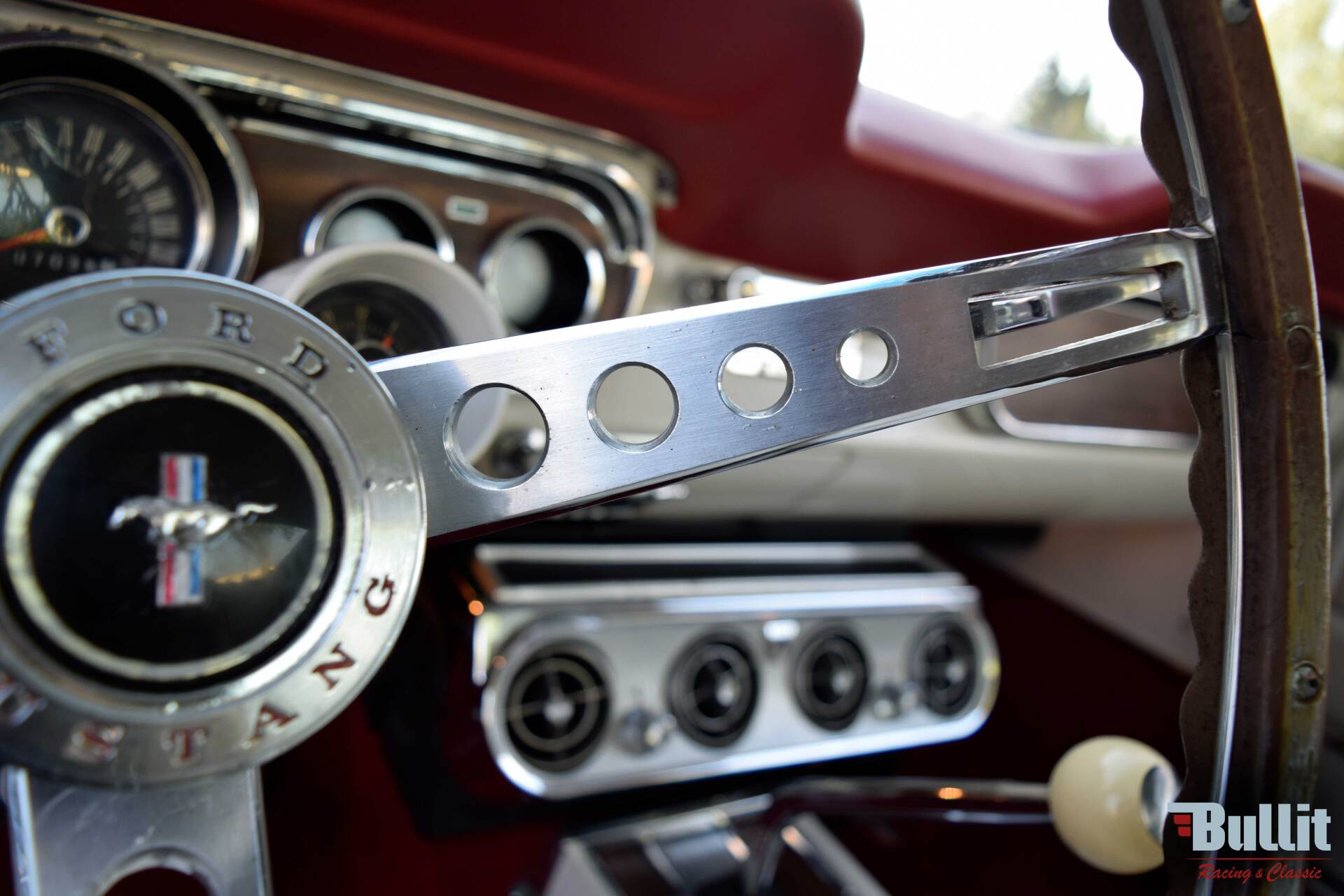 volant de Ford Mustang 2+2 Fastback GT rouge de 1965