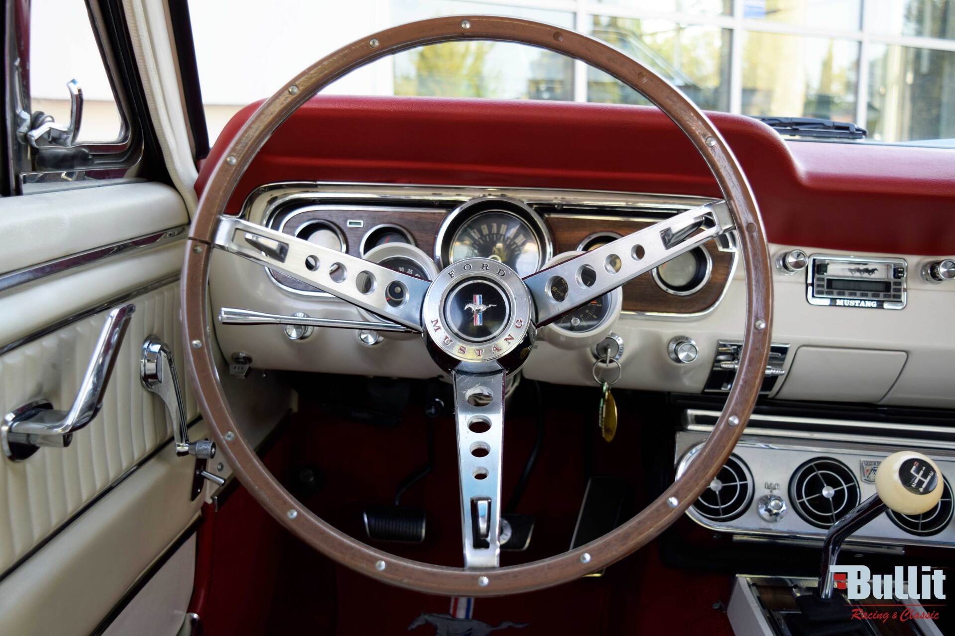 Volant de Ford Mustang 2+2 Fastback GT rouge de 1965