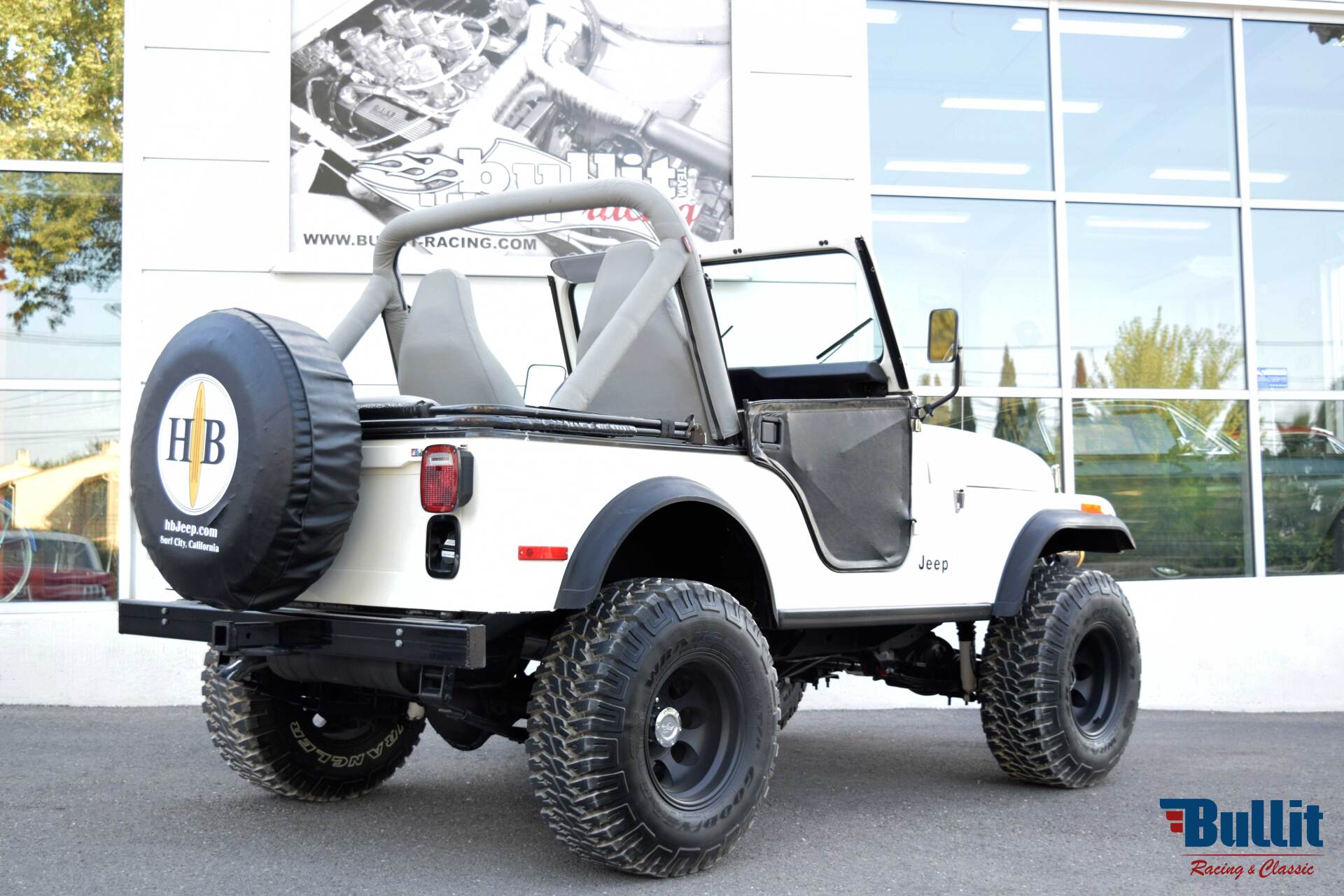 JEEP CJ5 blanche de 1980 vue de 3/4 arrière droit