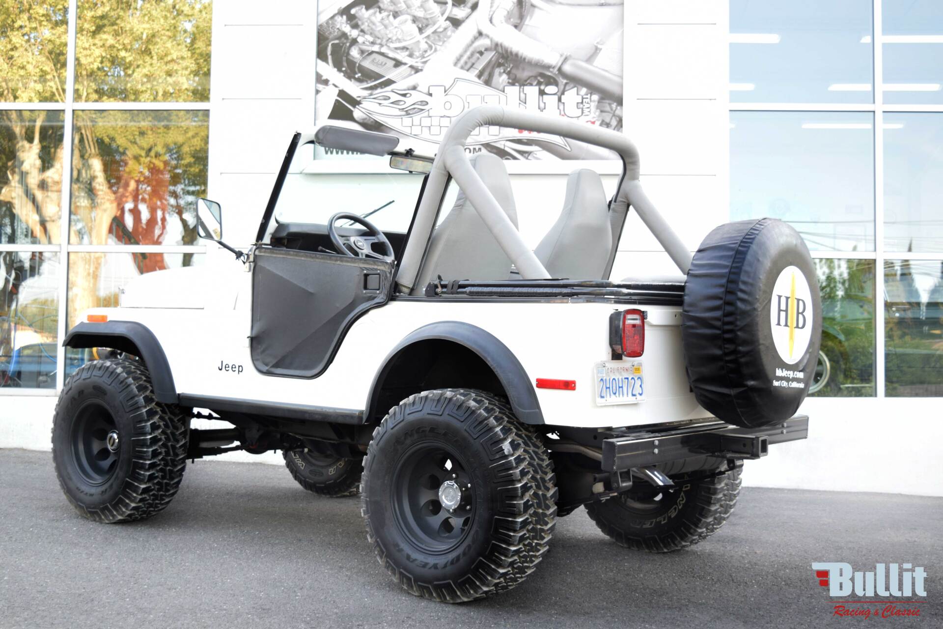 JEEP CJ5 blanche de 1980 vue de 3/4 arrière gauche