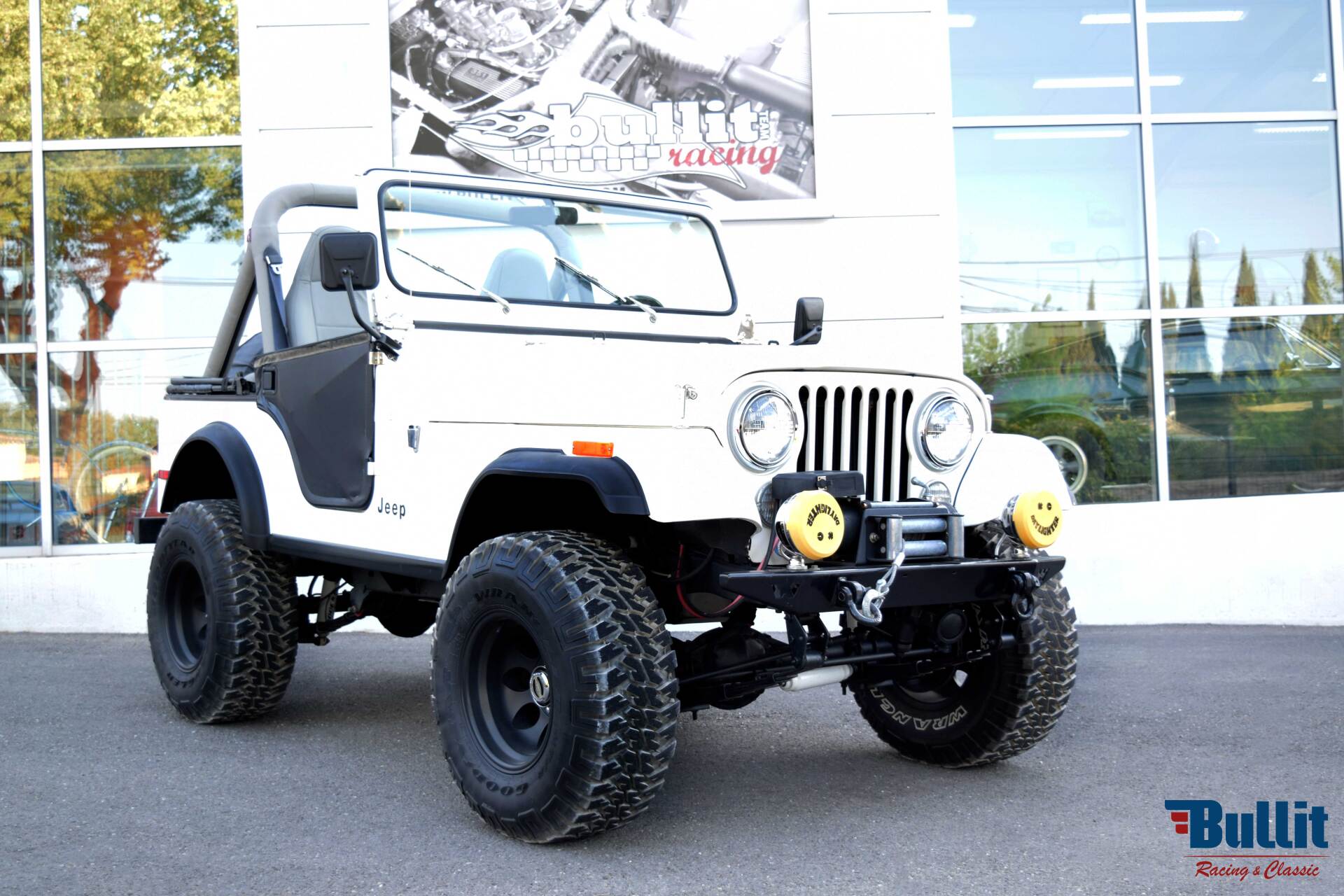 JEEP CJ5 blanche de 1980 vue 3/4 avant droit