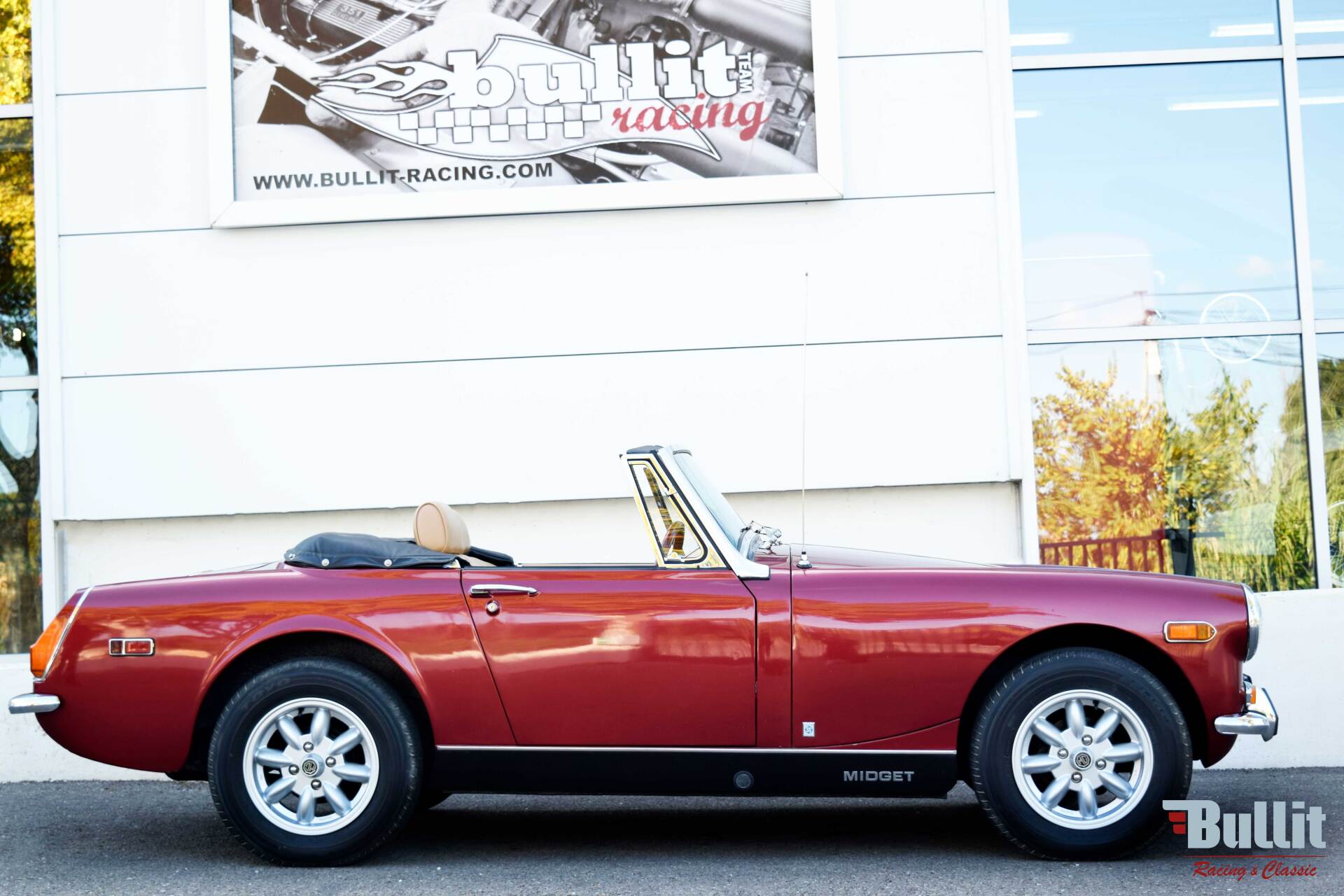 MG MIDGET rouge cabriolet de 1972