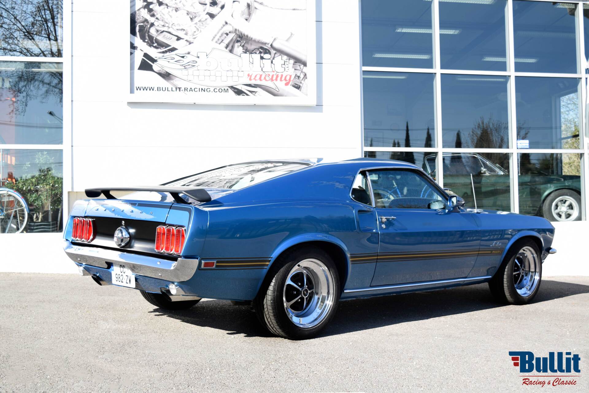 Ford mustang fastback MACH 1 sportsroof de 1969 vue de 3/4 arrière droit