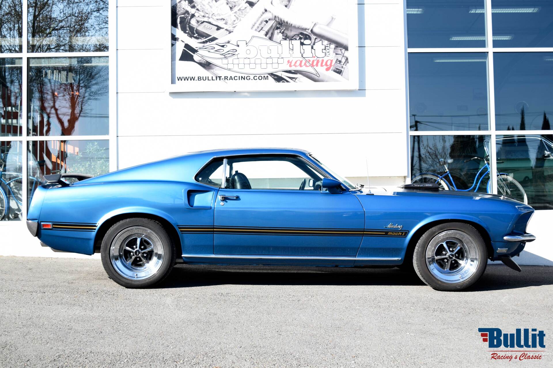 Ford mustang fastback MACH 1 sportsroof de 1969 vue de profil droit