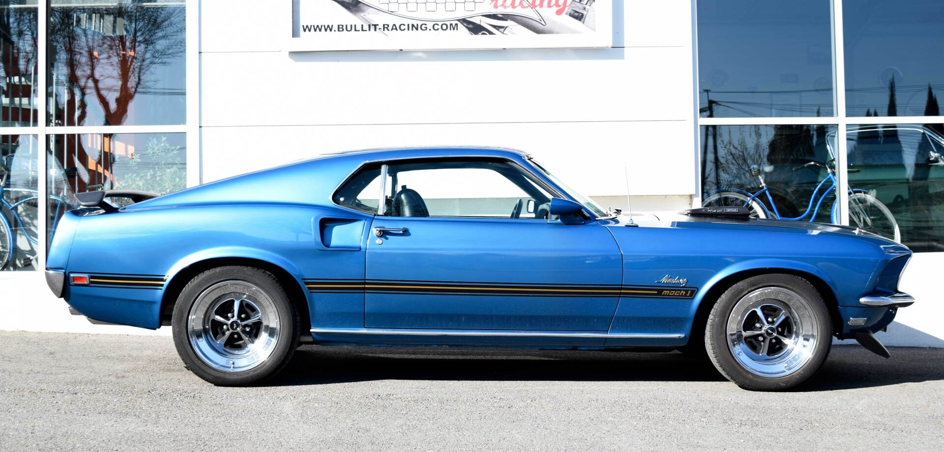 Ford mustang fastback MACH 1 sportsroof de 1969 vue de profil droit