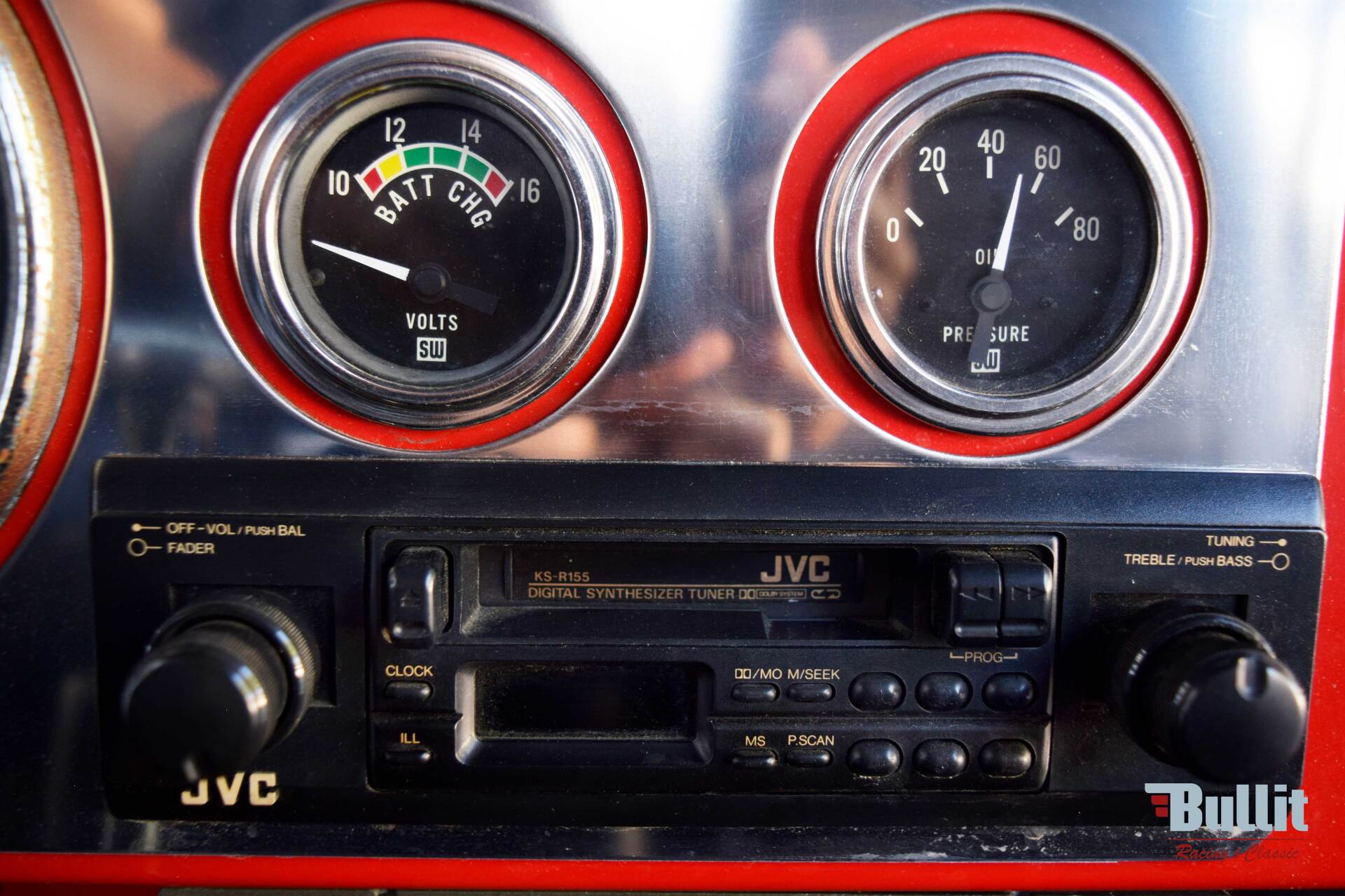 détail intérieur de JEEP CJ5 de 1977 rouge intérieur noir