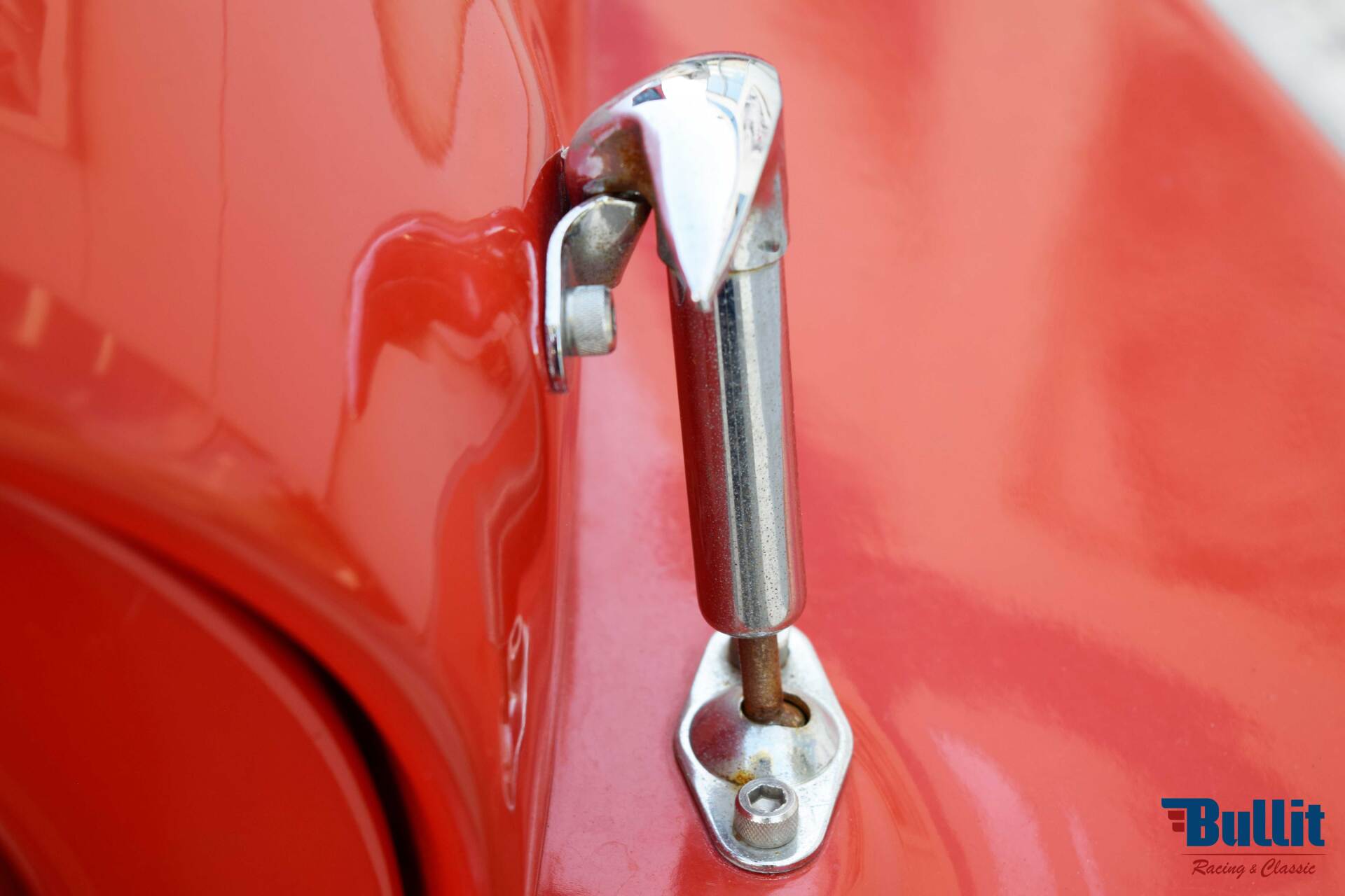 détail capot de JEEP CJ5 de 1977 rouge intérieur noir