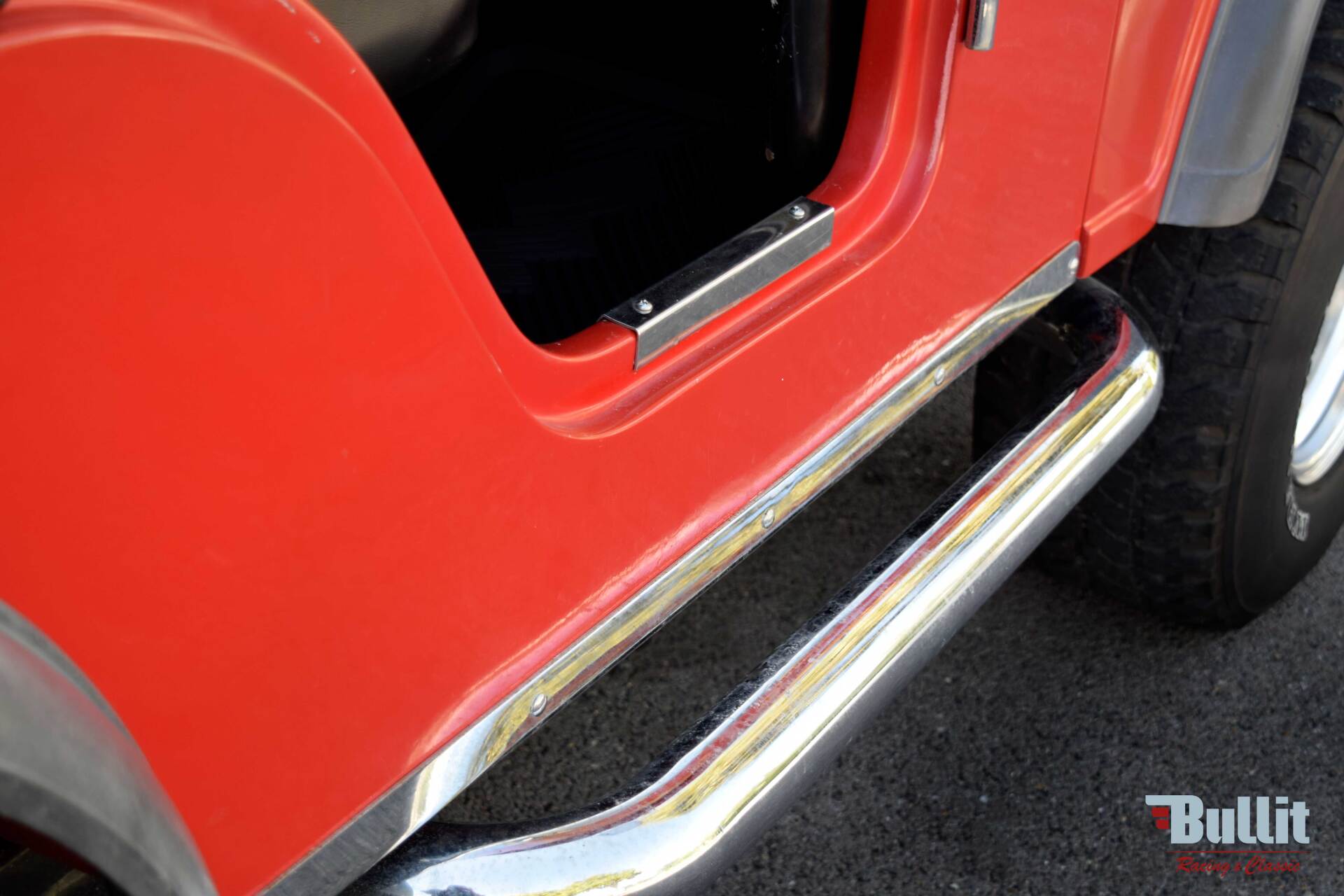 détail de JEEP CJ5 de 1977 rouge intérieur noir