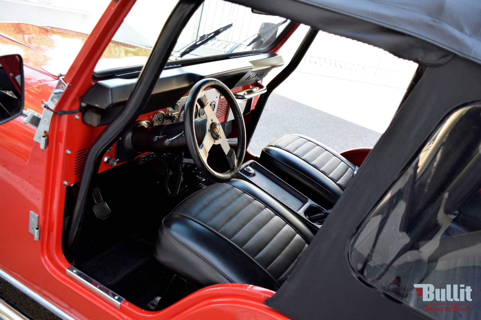 intérieur de JEEP CJ5 de 1977 rouge intérieur noir