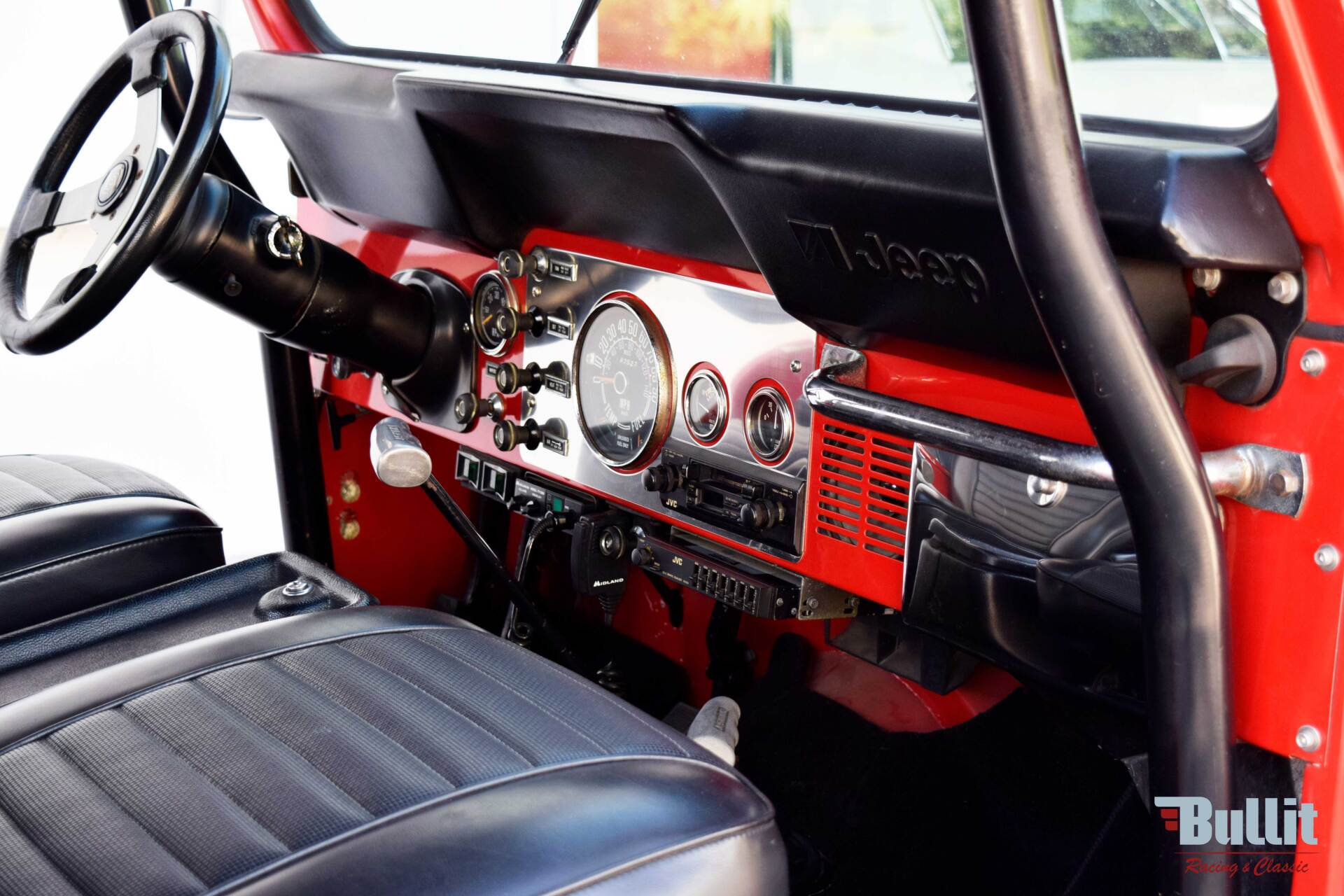 tableau de bord de JEEP CJ5 de 1977 rouge intérieur noir
