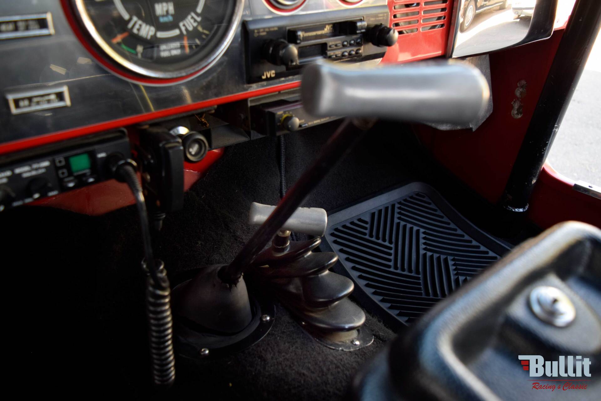 levier de vitesses HURST de JEEP CJ5 de 1977 rouge intérieur noir