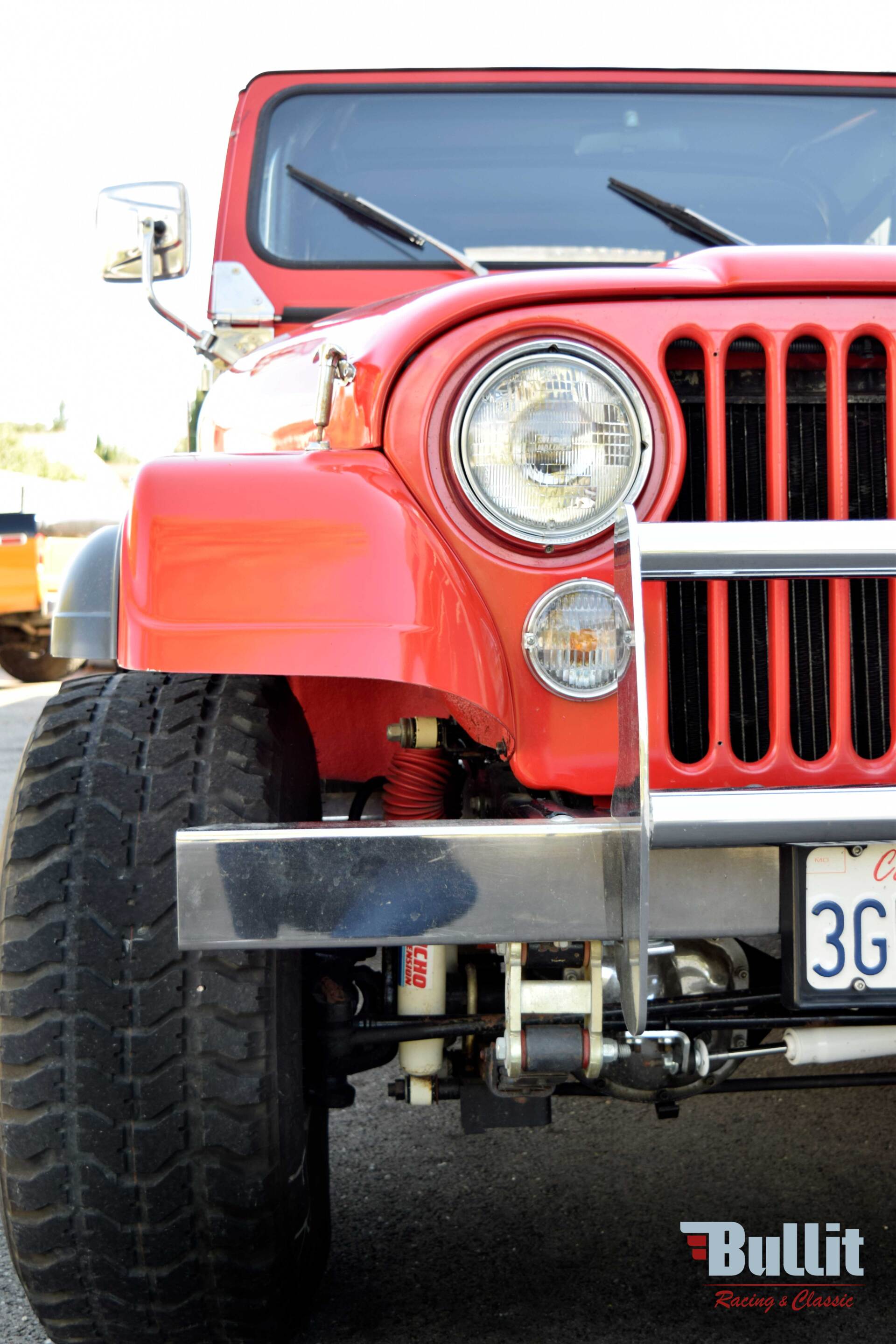 phare de JEEP CJ5 de 1977 rouge intérieur noir