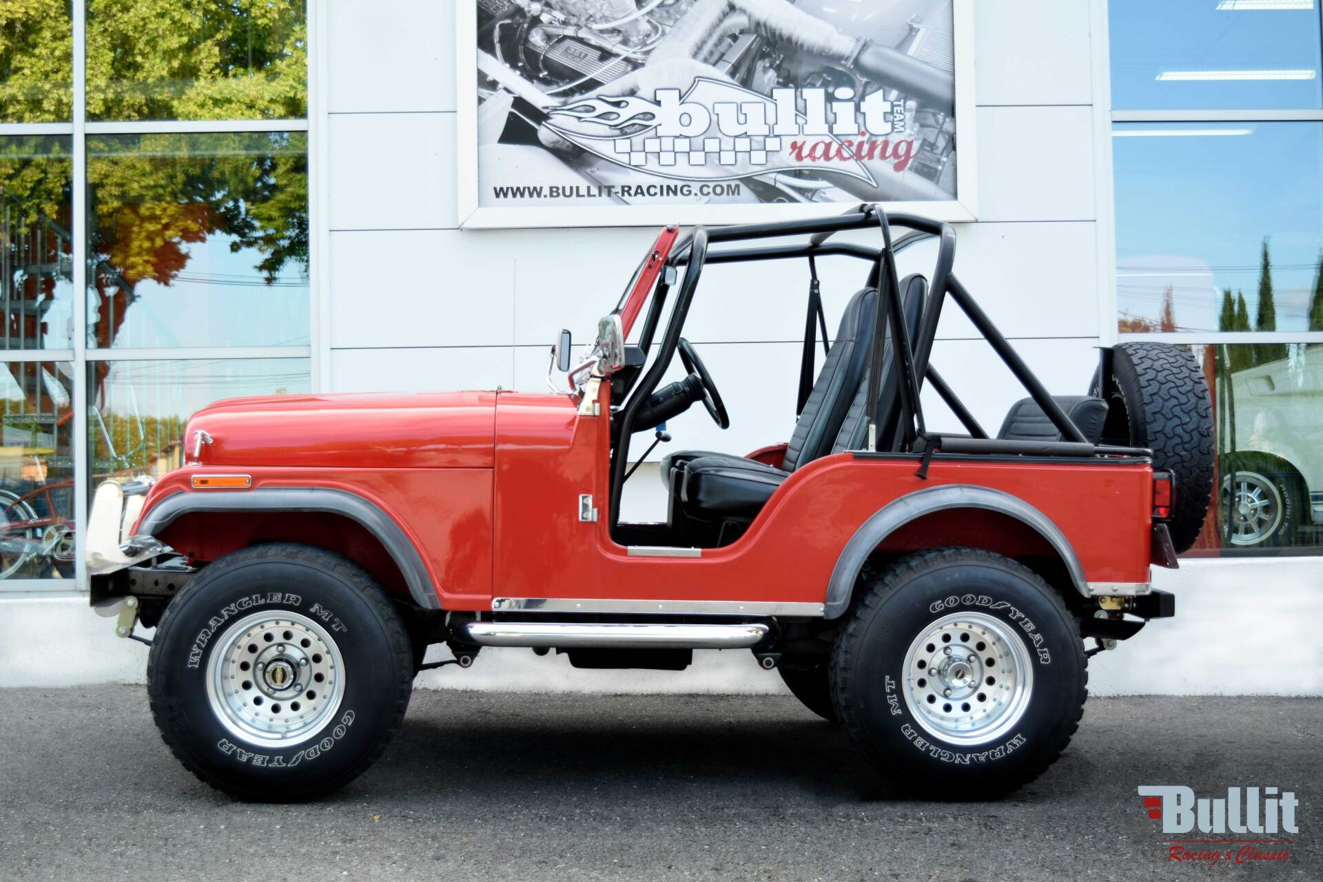 JEEP CJ5 de 1977 rouge intérieur noir