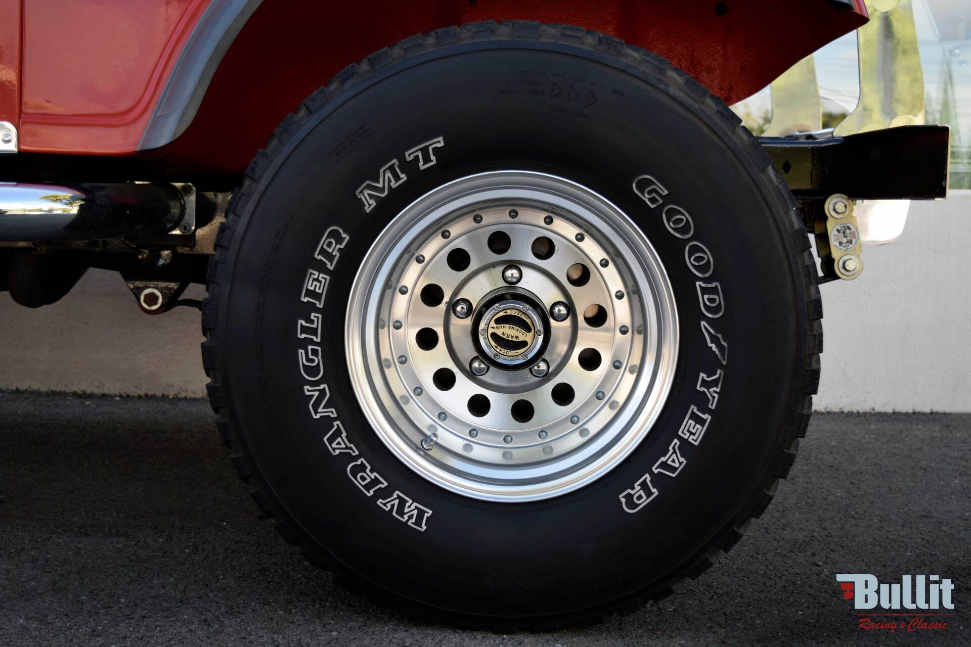 roue de JEEP CJ5 de 1977 rouge intérieur noir