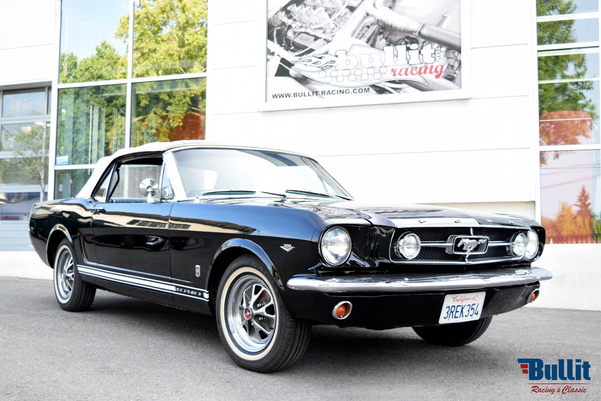Ford Mustang cabriolet noir 6 cylindres de 1965