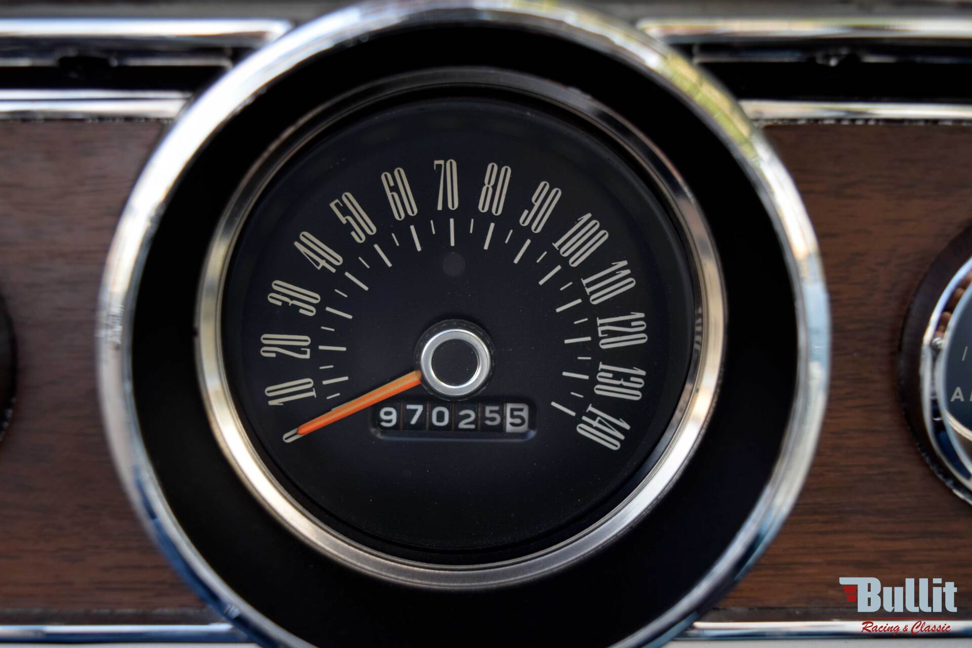 compteur de Ford Mustang cabriolet noire de 1965