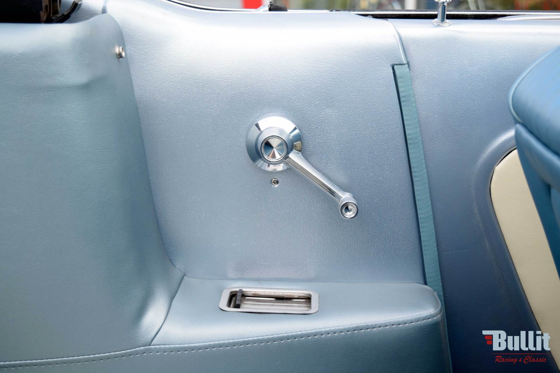 détail intérieur de Ford Mustang cabriolet noire de 1965