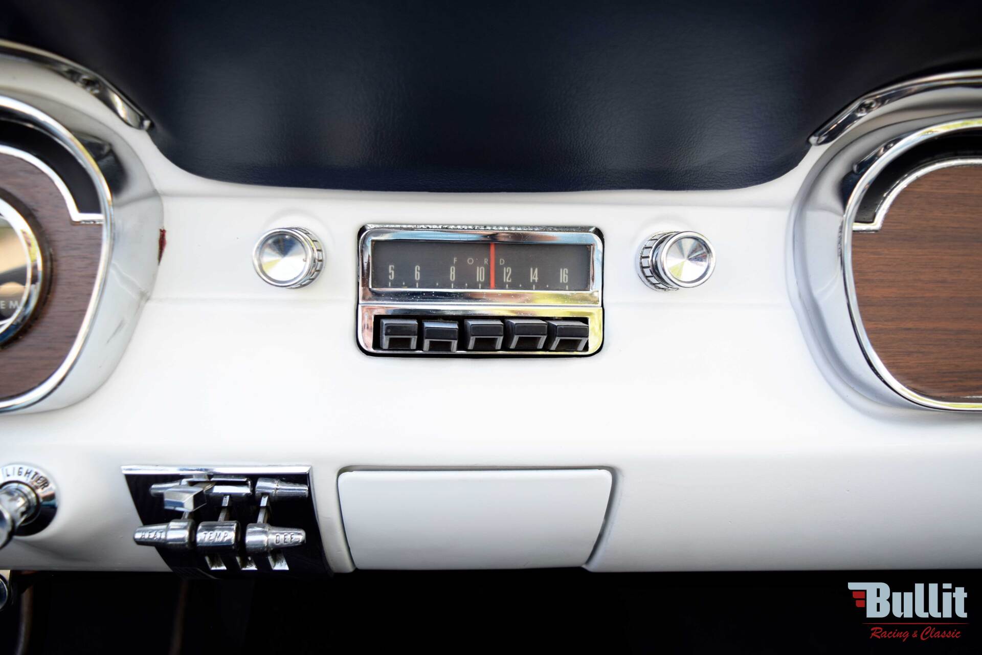 radio de Ford Mustang cabriolet noire de 1965