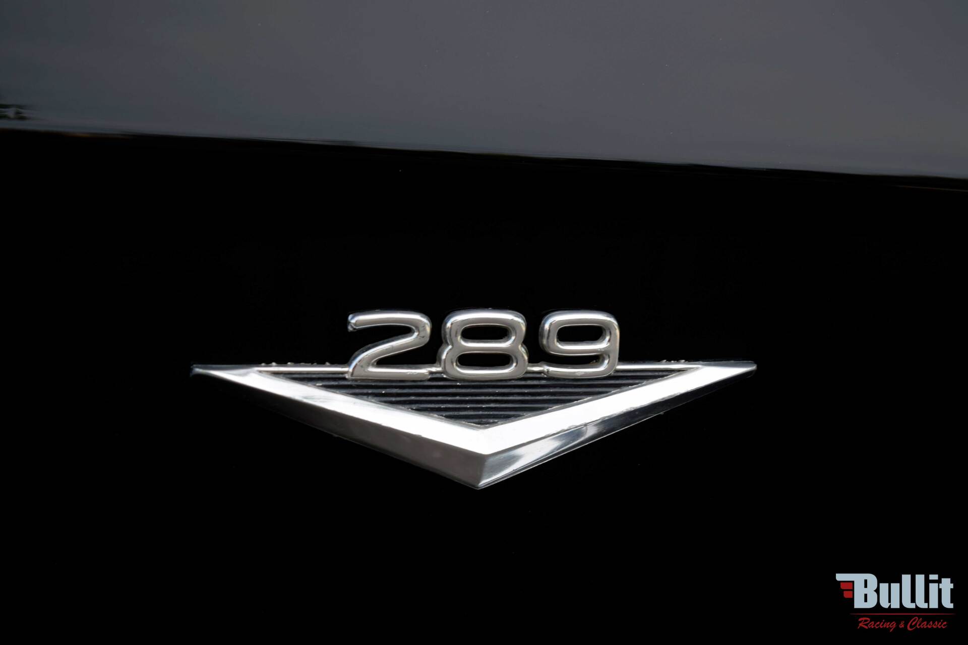 logo 289 de Ford Mustang cabriolet noire de 1965