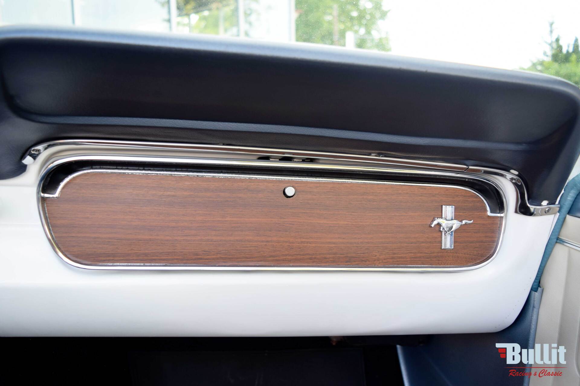 boite a gants de Ford Mustang cabriolet noire de 1965