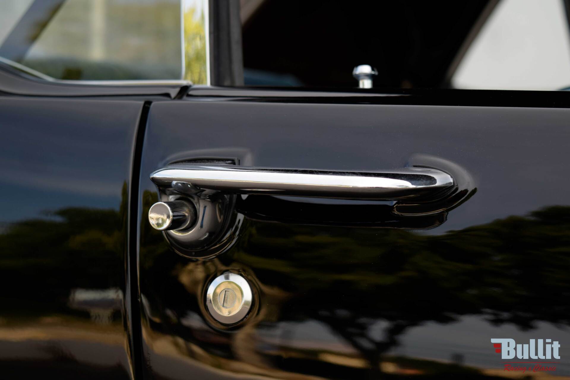 poignée de Ford Mustang cabriolet noire de 1965