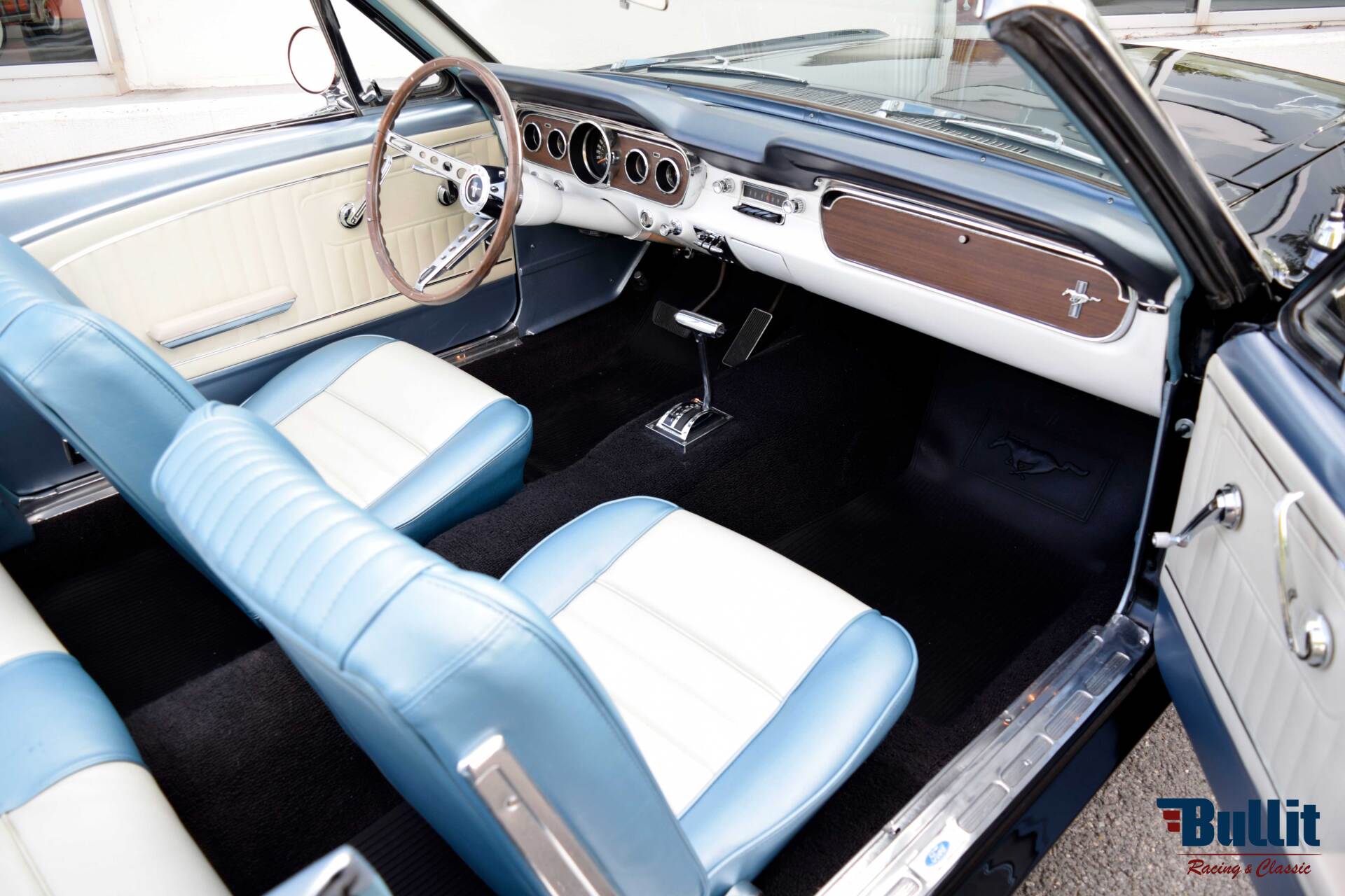 intérieur de Ford Mustang cabriolet noire de 1965