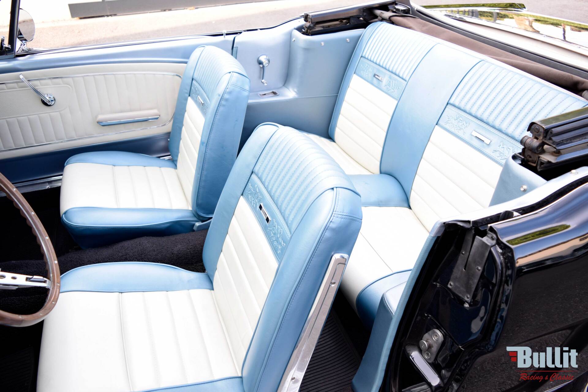 intérieur de Ford Mustang cabriolet noire de 1965