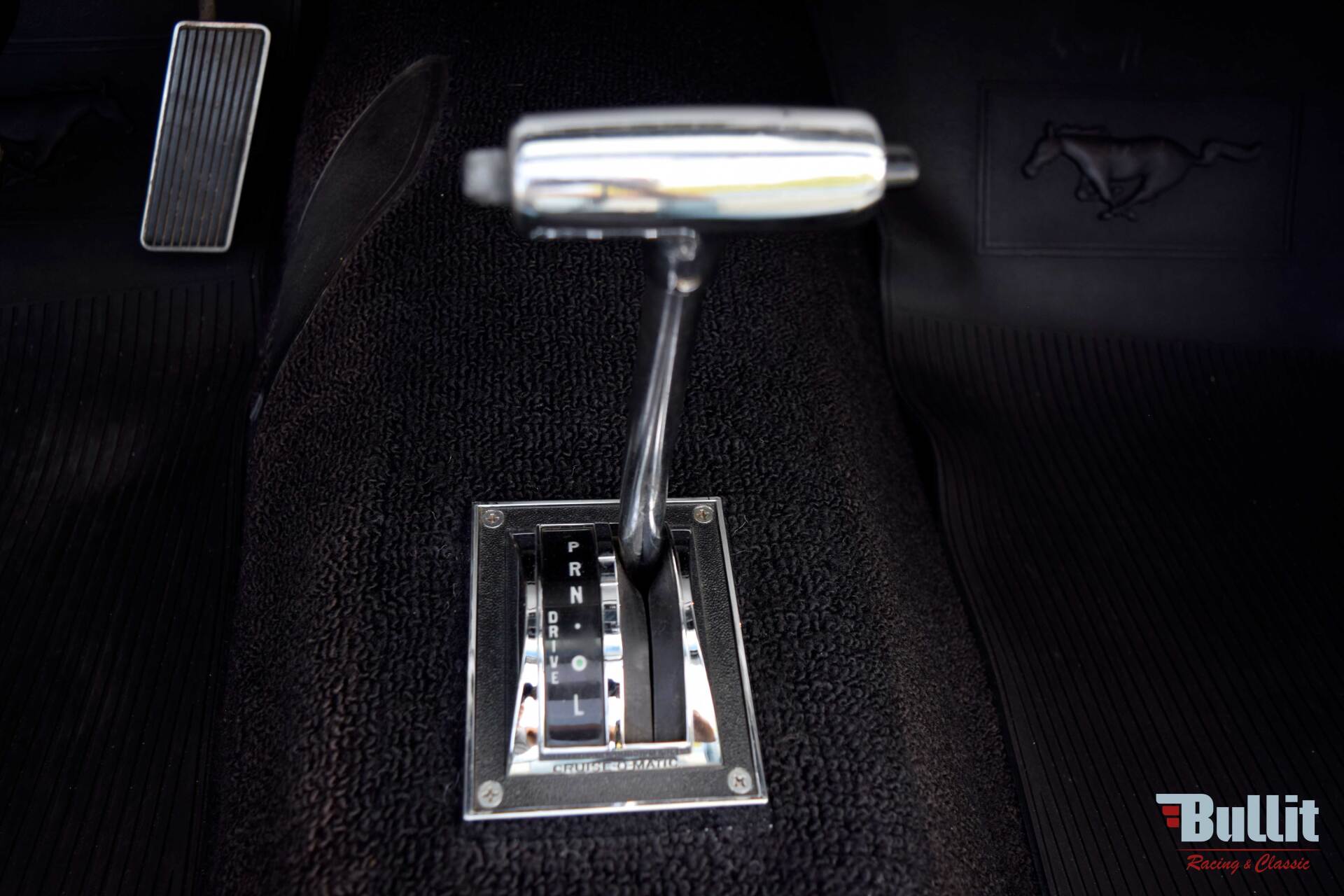 levier de vitesses automatique de Ford Mustang cabriolet noire de 1965