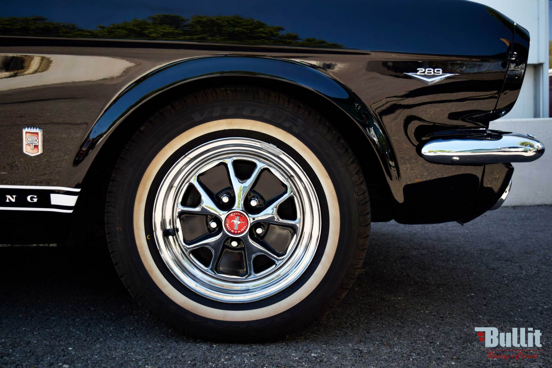 roue de Ford Mustang cabriolet noire de 1965