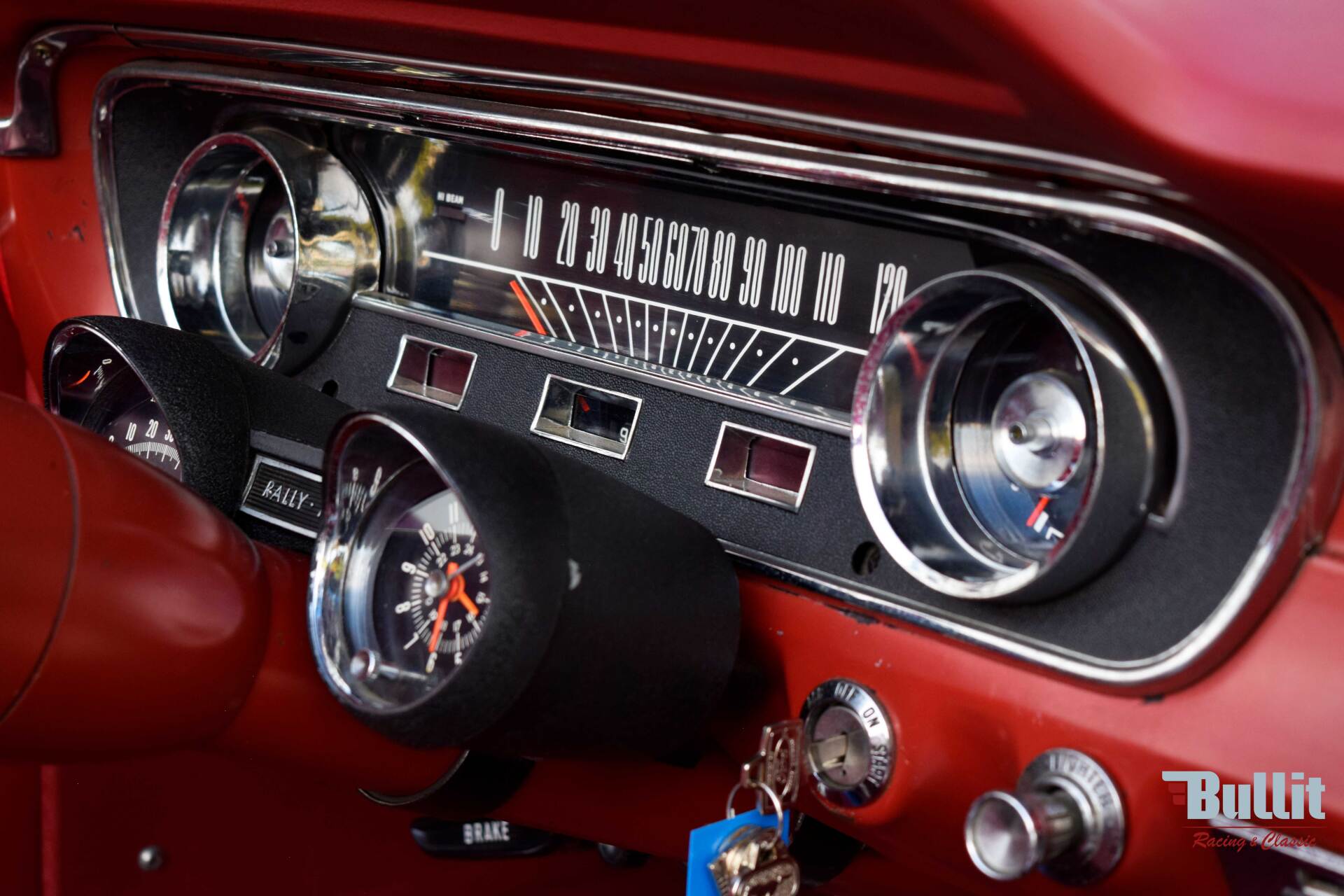 compteurs de Ford Mustang cabriolet de 1965 blanche intérieur rouge