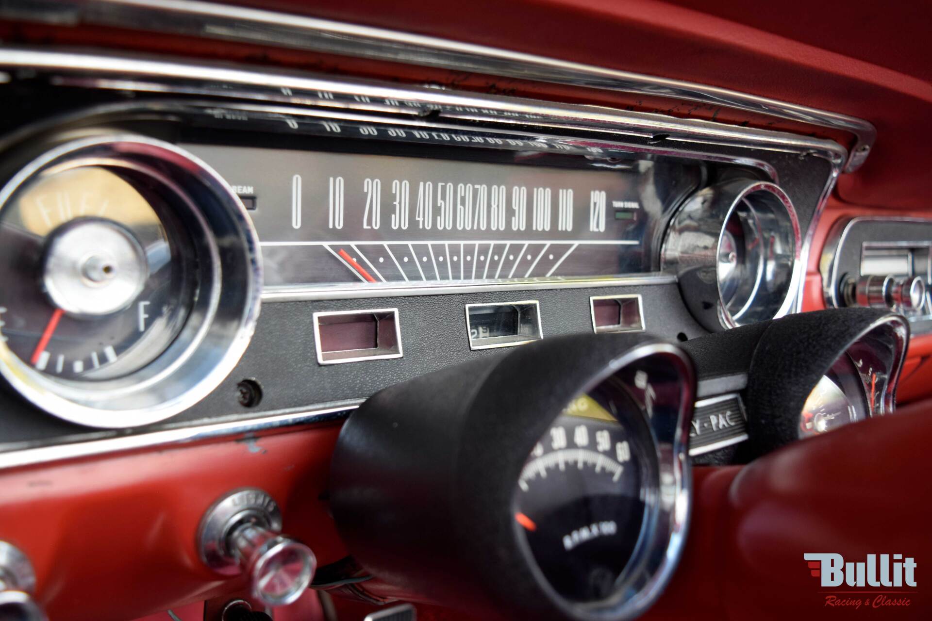 tableau de bord de Ford Mustang cabriolet de 1965 blanche intérieur rouge