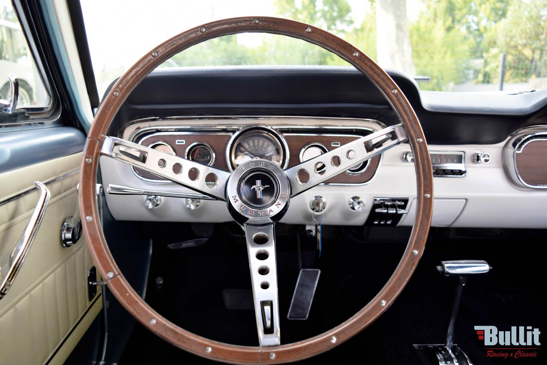 volant de Ford Mustang cabriolet noire de 1965