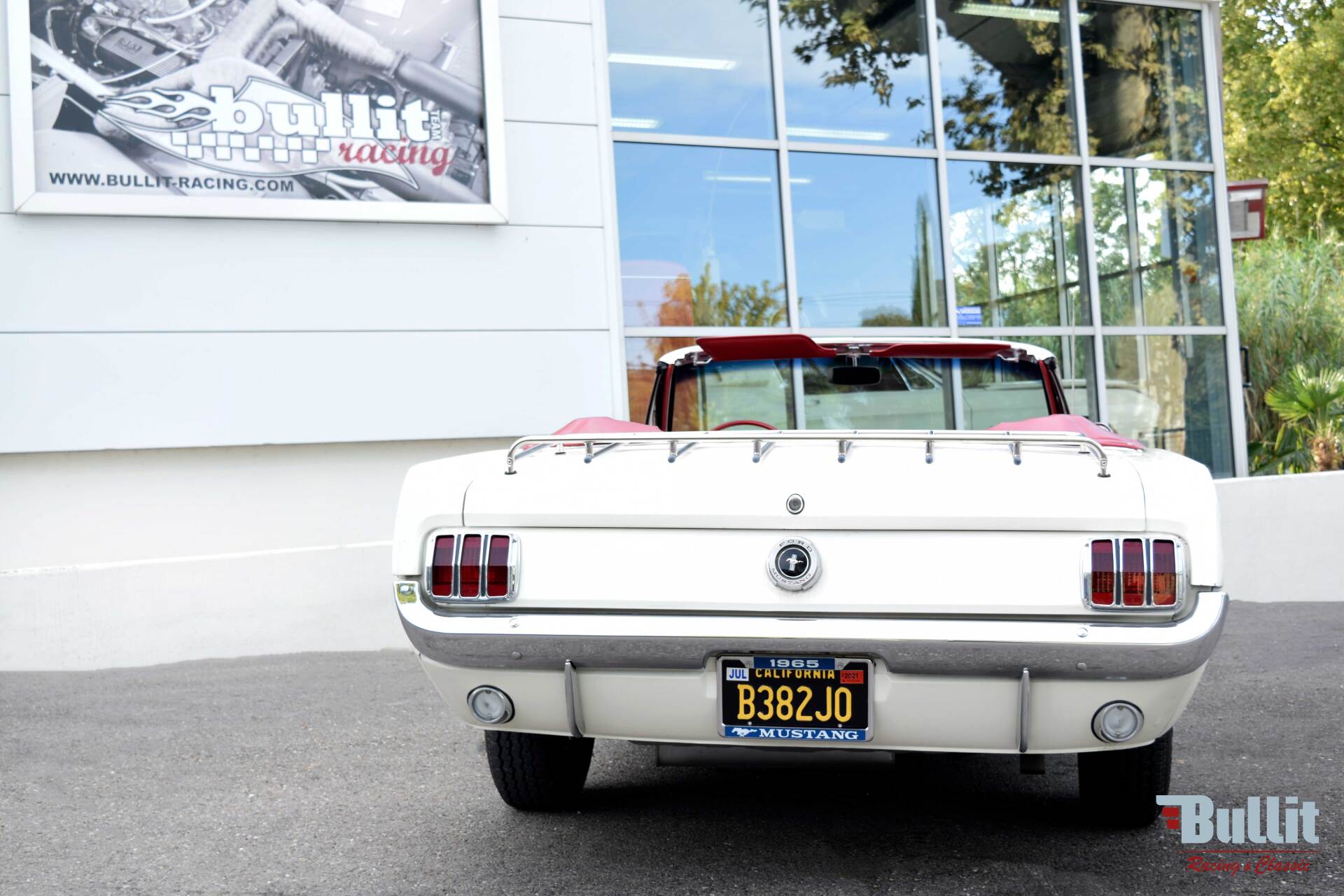 arrière de Ford Mustang cabriolet de 1965 blanche intérieur rouge