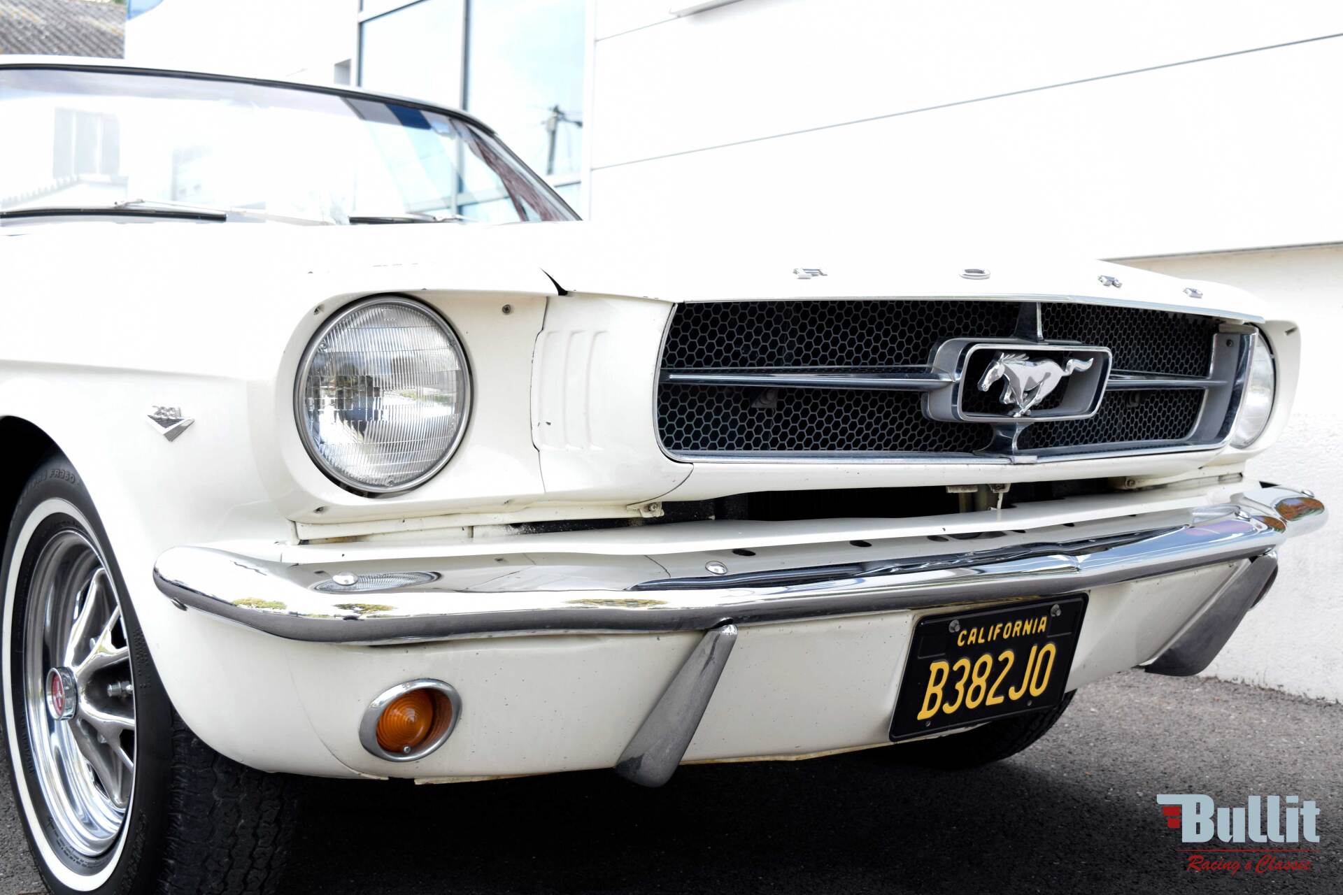 calandre de Ford Mustang cabriolet de 1965 blanche intérieur rouge