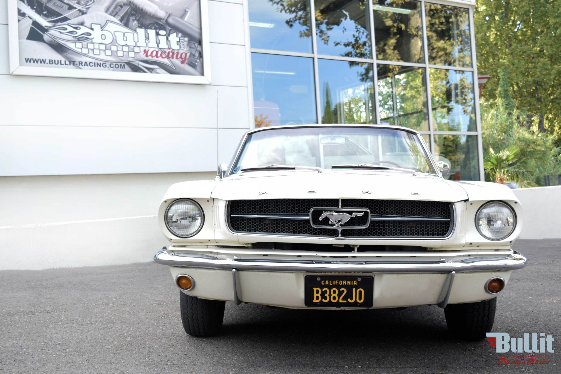 avant de Ford Mustang cabriolet de 1965 blanche intérieur rouge