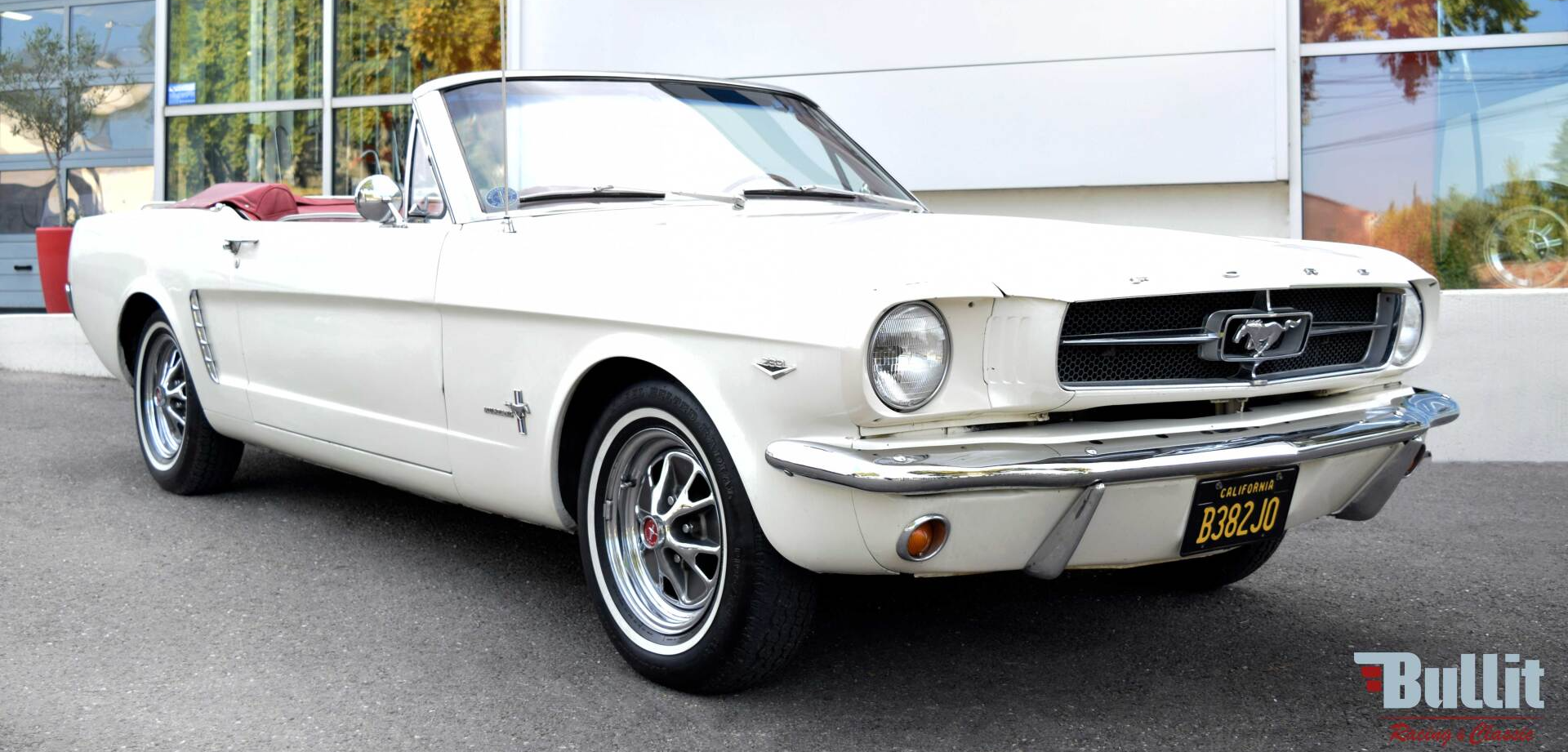 Ford Mustang cabriolet de 1965 blanche intérieur rouge