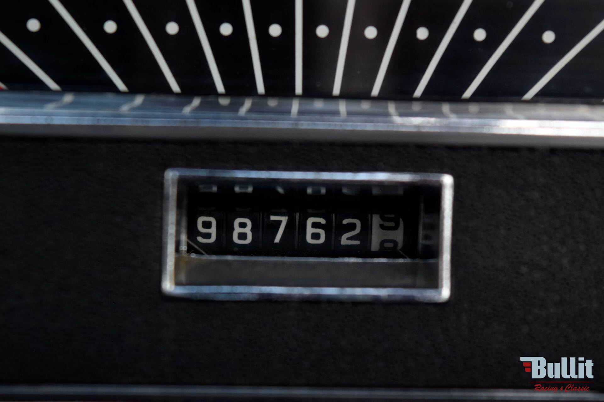 compteur de Ford Mustang cabriolet de 1965 blanche intérieur rouge