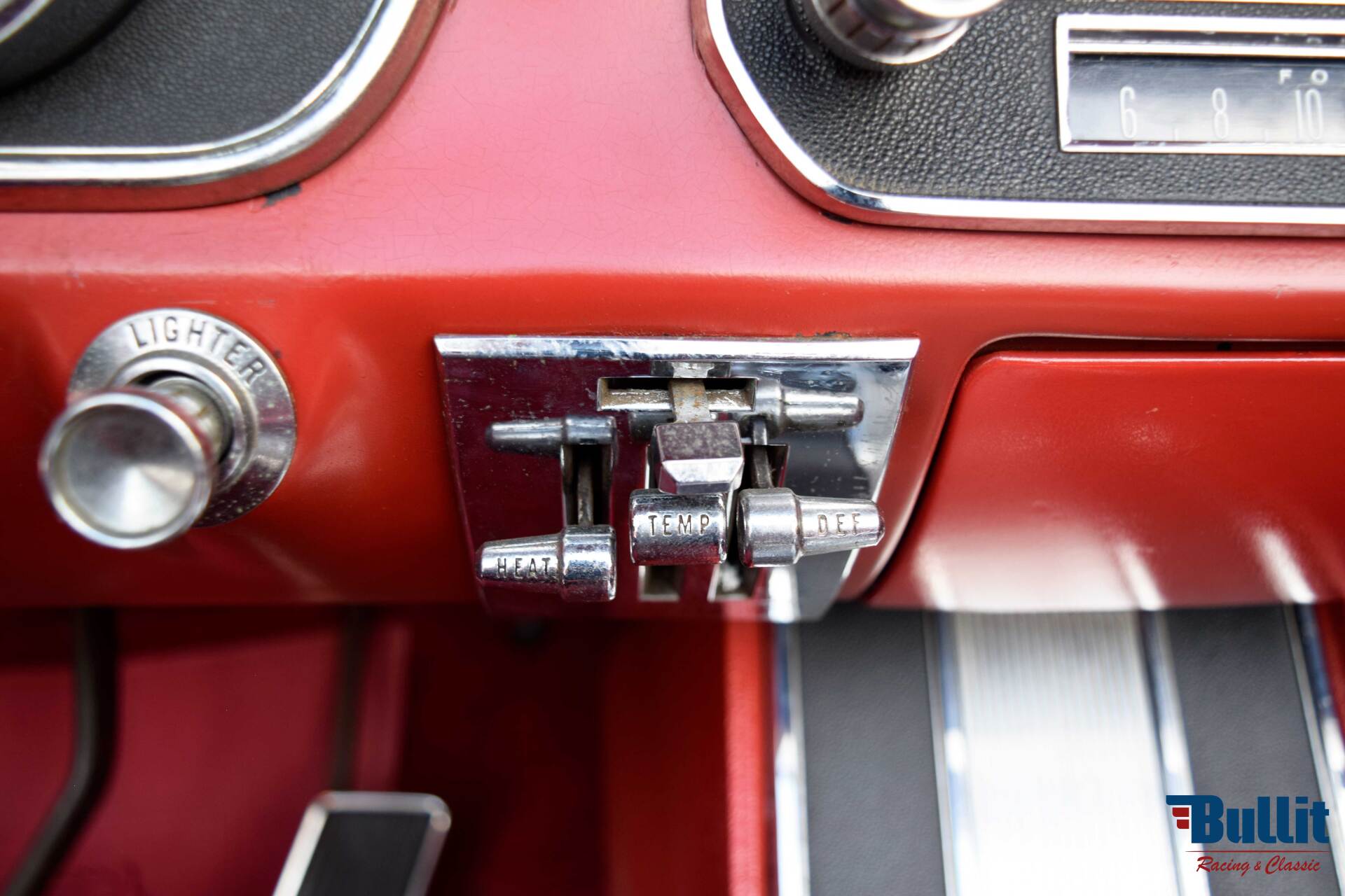 détail de Ford Mustang cabriolet de 1965 blanche intérieur rouge