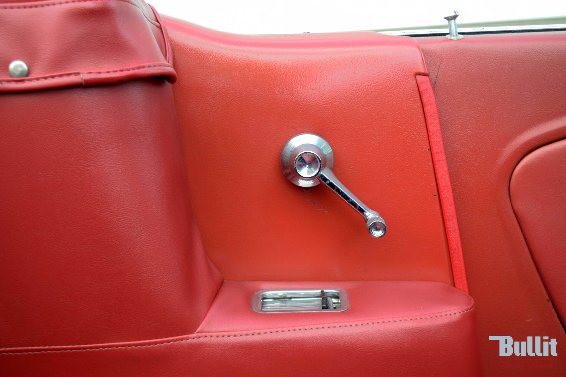 détail de Ford Mustang cabriolet de 1965 blanche intérieur rouge
