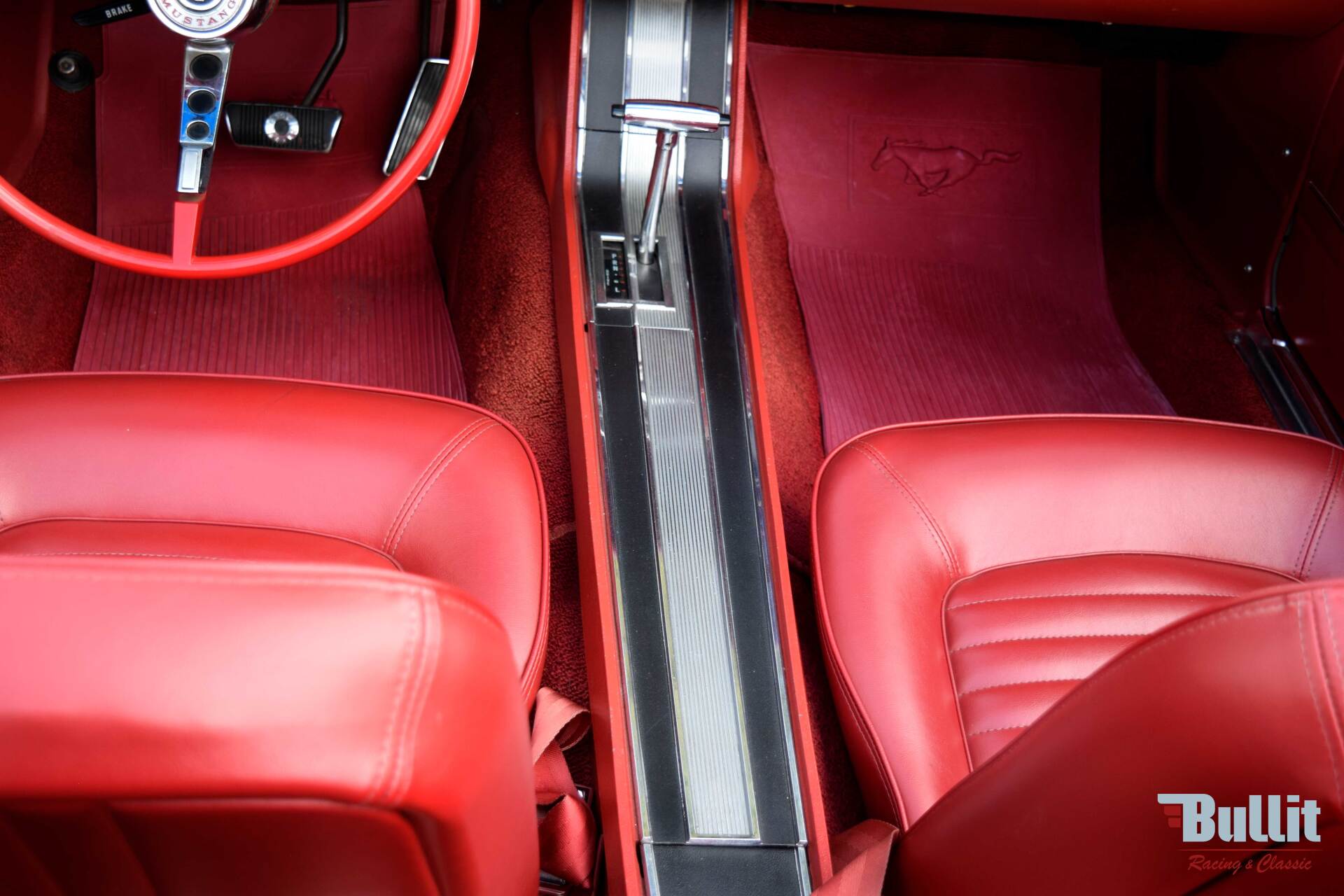 console centrale de Ford Mustang cabriolet de 1965 blanche intérieur rouge