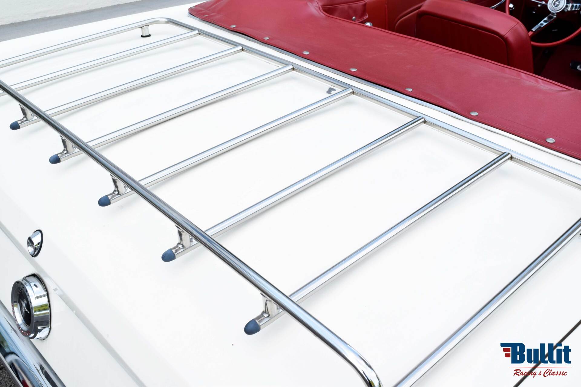 porte-bagages de Ford Mustang cabriolet de 1965 blanche intérieur rouge