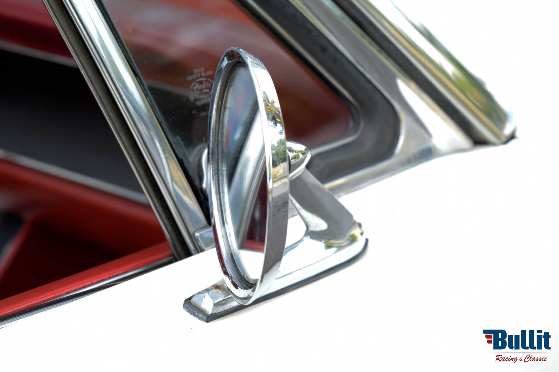 rétroviseur de Ford Mustang cabriolet de 1965 blanche intérieur rouge