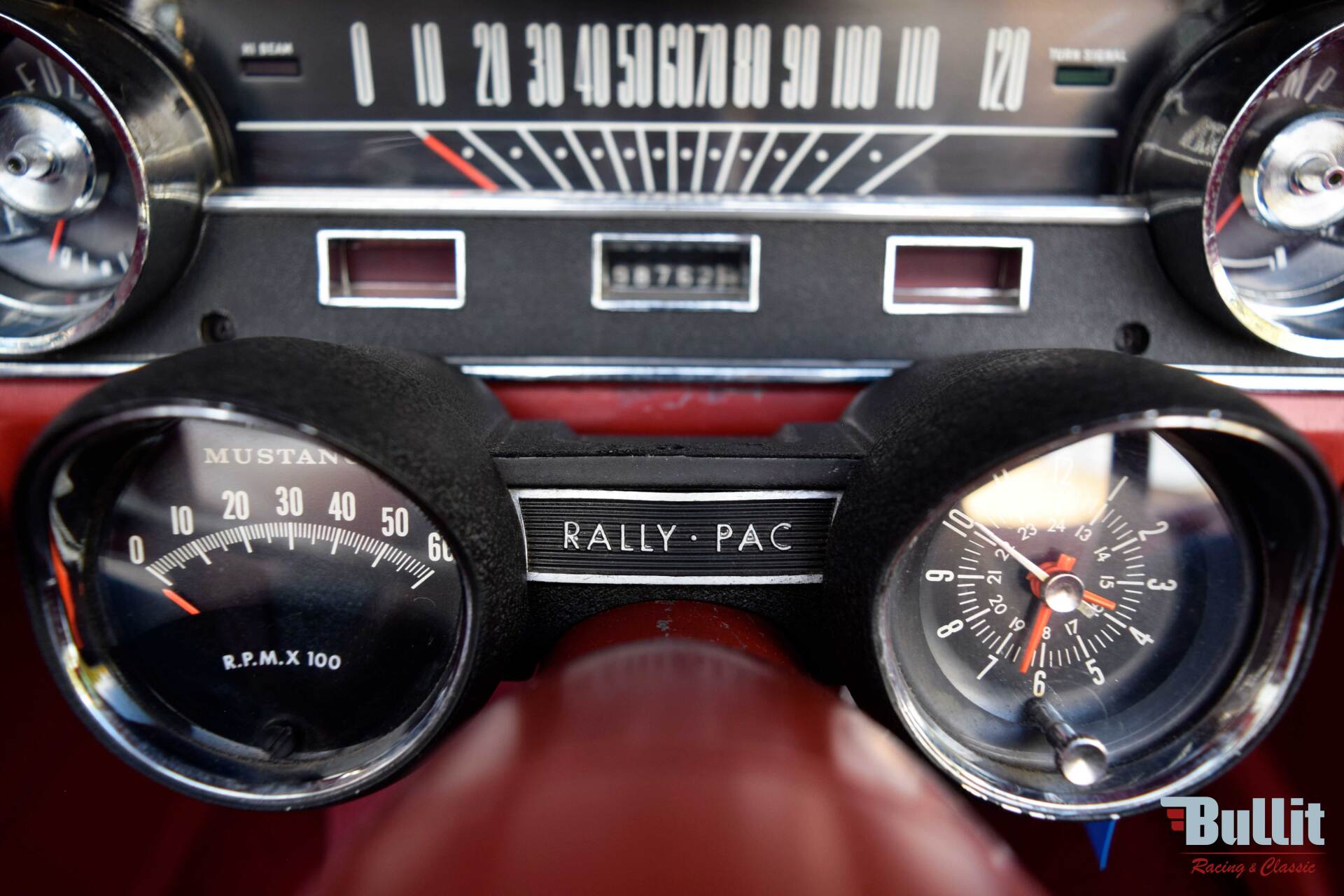 RALLY-PAC de Ford Mustang cabriolet de 1965 blanche intérieur rouge