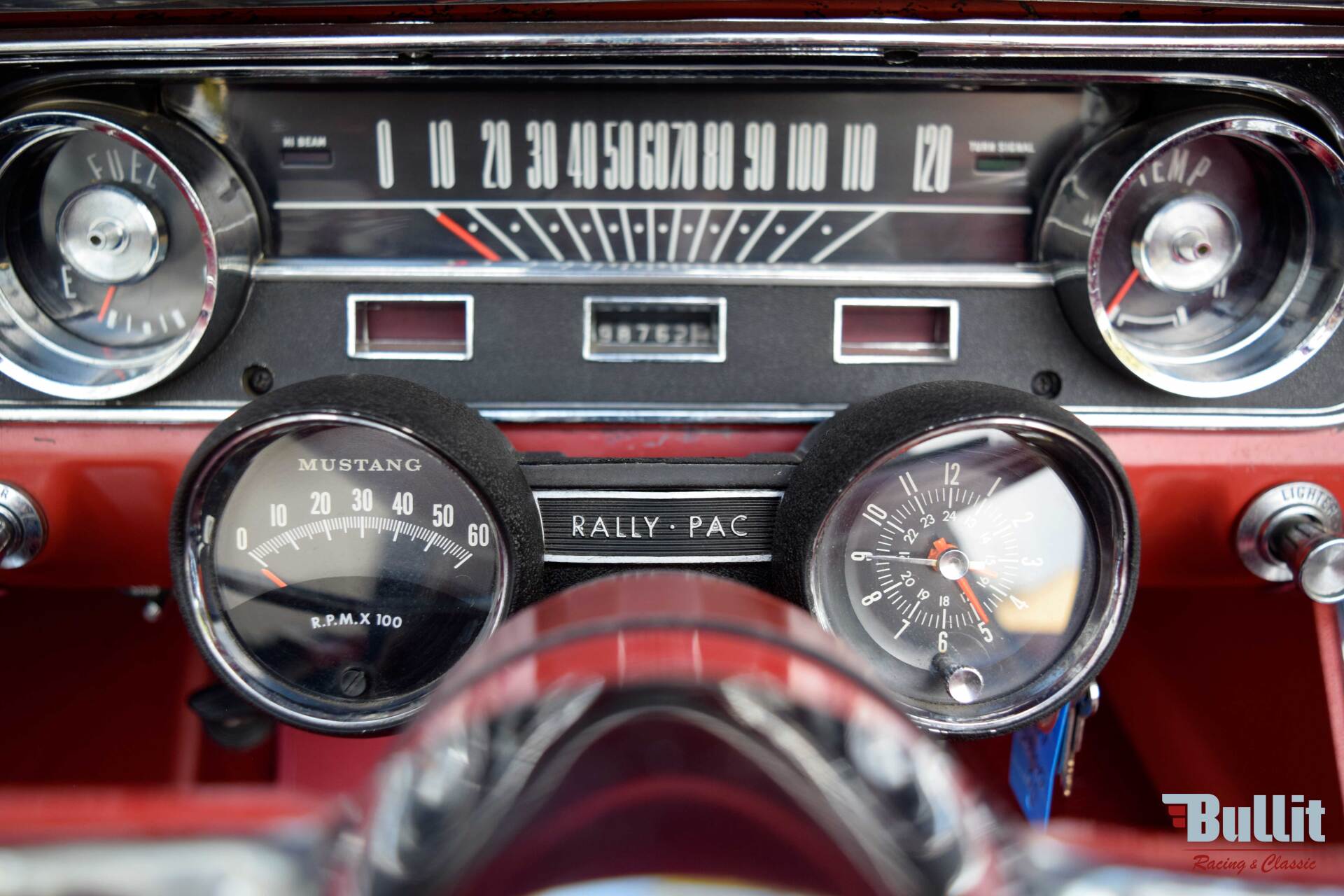 compteurs et rally pac de Ford Mustang cabriolet de 1965 blanche intérieur rouge