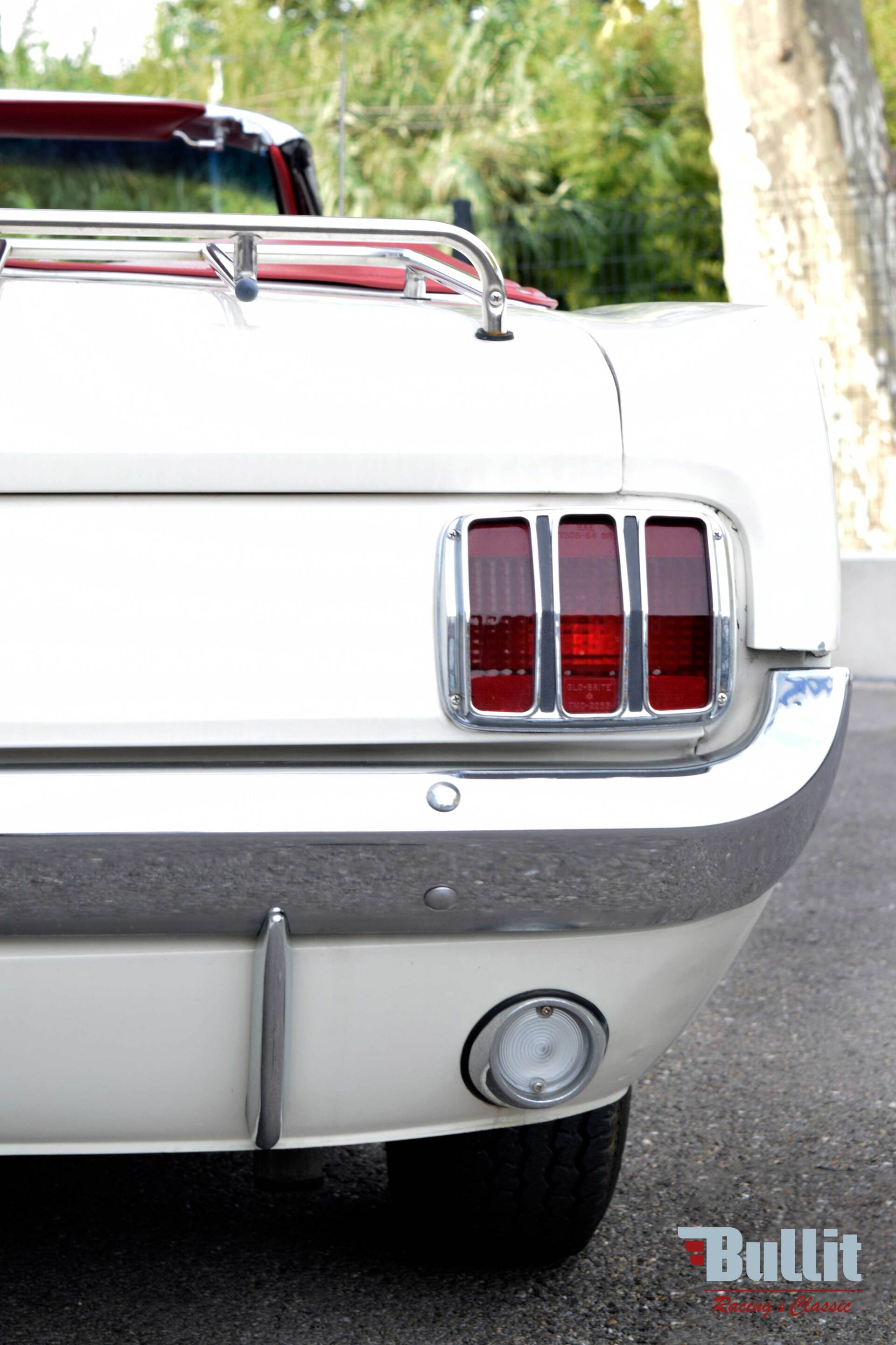 feu arrière de Ford Mustang cabriolet de 1965 blanche intérieur rouge