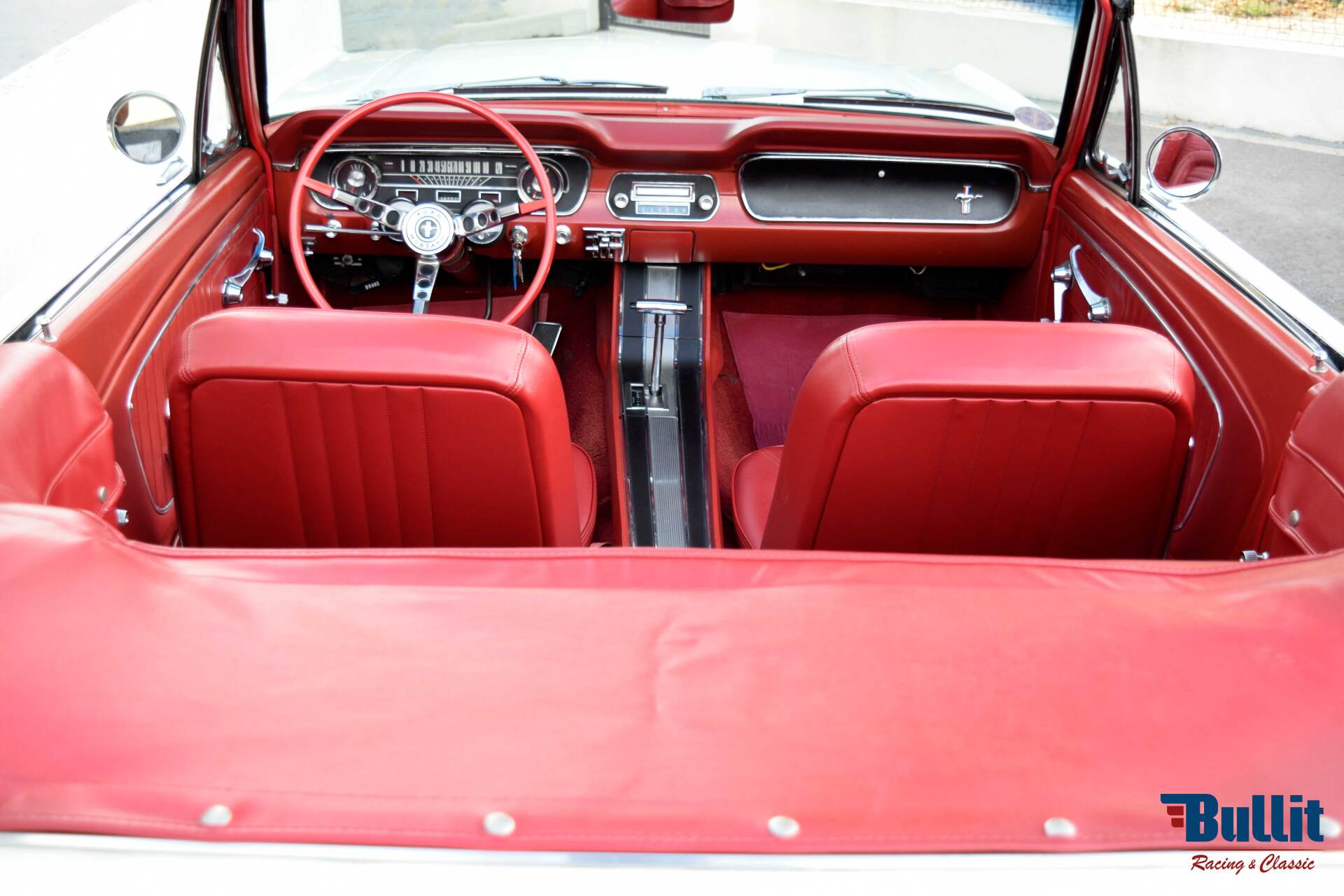 tableau de bord de Ford Mustang cabriolet de 1965 blanche intérieur rouge