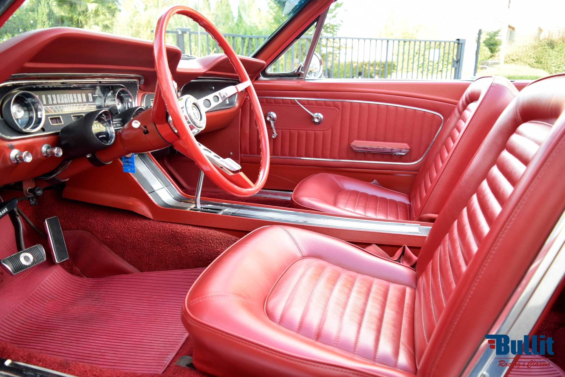 intérieur de Ford Mustang cabriolet de 1965 blanche intérieur rouge