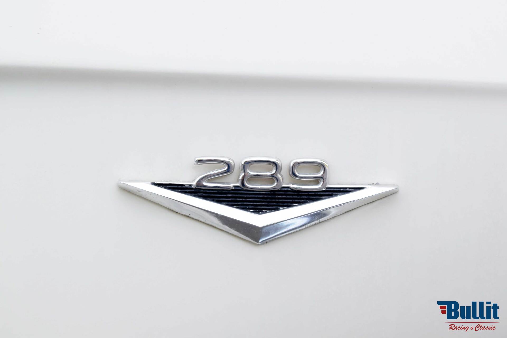 logo 289 de Ford Mustang cabriolet de 1965 blanche intérieur rouge
