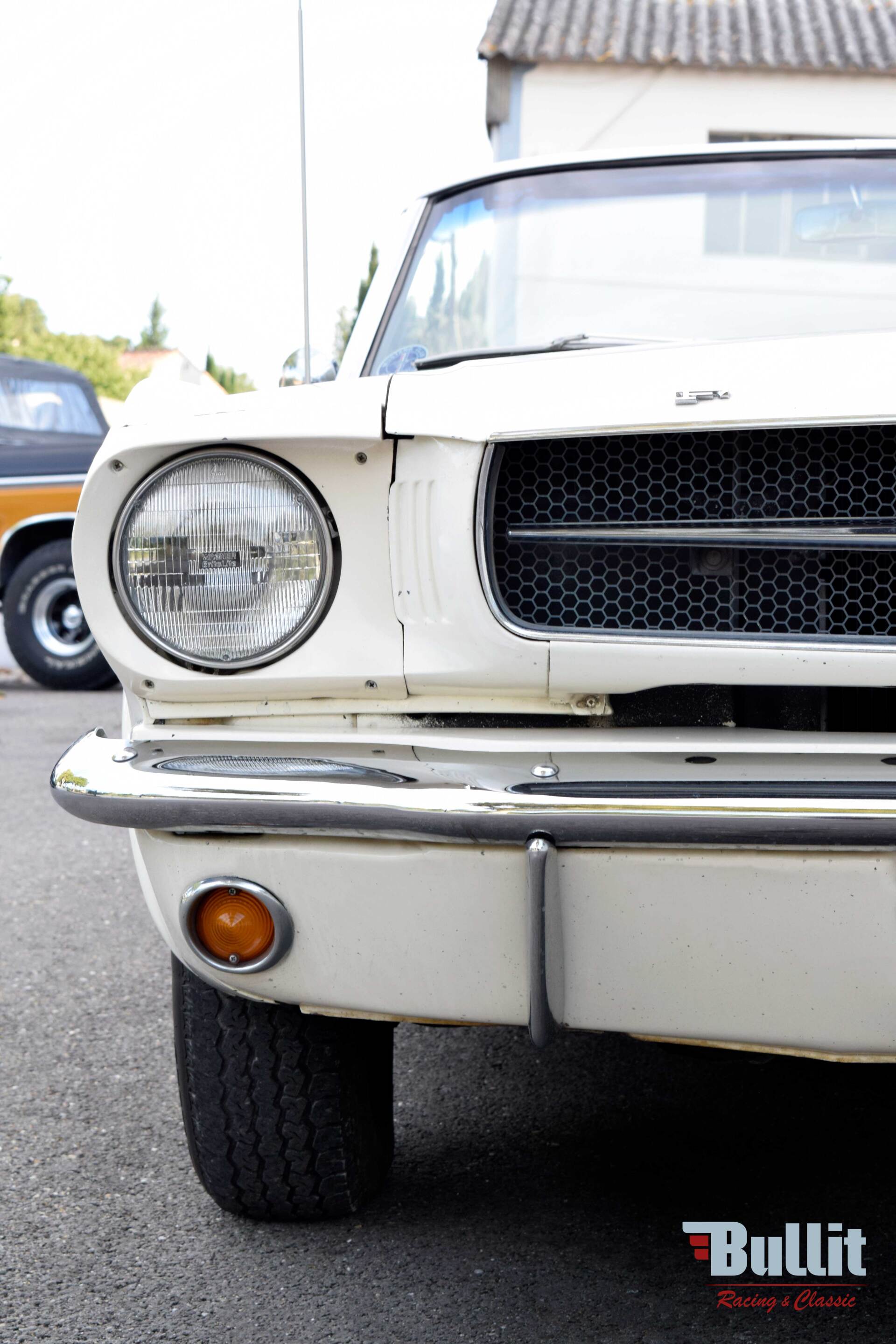 phare de Ford Mustang cabriolet de 1965 blanche intérieur rouge